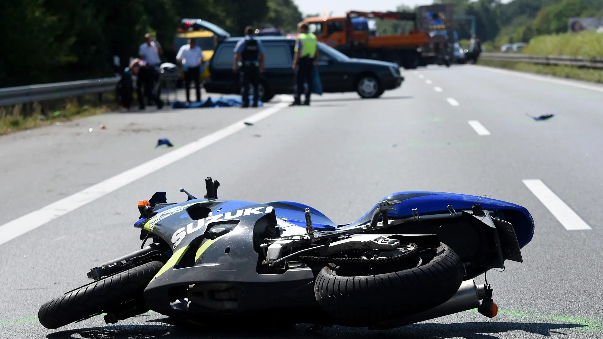 ARCHIV - Das Motorrad eines 24-jährigen jungen Mannes liegt am 24.07.2015 auf der Autobahn 5 bei Zwingenberg (Hessen) in Fahrtrichtung Norden auf der Straße. Bei dem Verkehrsunfall ist der Motorradfahrer ums Leben gekommen. Wie die Polizei mitteilte, ereignete sich der Unfall gegen 10 Uhr bei Zwingenberg in Fahrtrichtung Norden. Der 24-Jährige war ersten Ermittlungen zufolge aus zunächst ungeklärter Ursache gestürzt, ein anderes Fahrzeug spielt allem Anschein nach keine Rolle.   Foto: Jürgen Mahnke/dpa    (zu lhe "Halbjahresstatistik Unfallzahlen Hessen" vom 17.08.2015) +++(c) dpa - Bildfunk+++