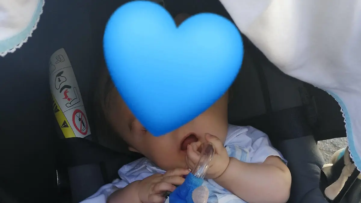 Baby Rodrigo liegt im Kinderwagen