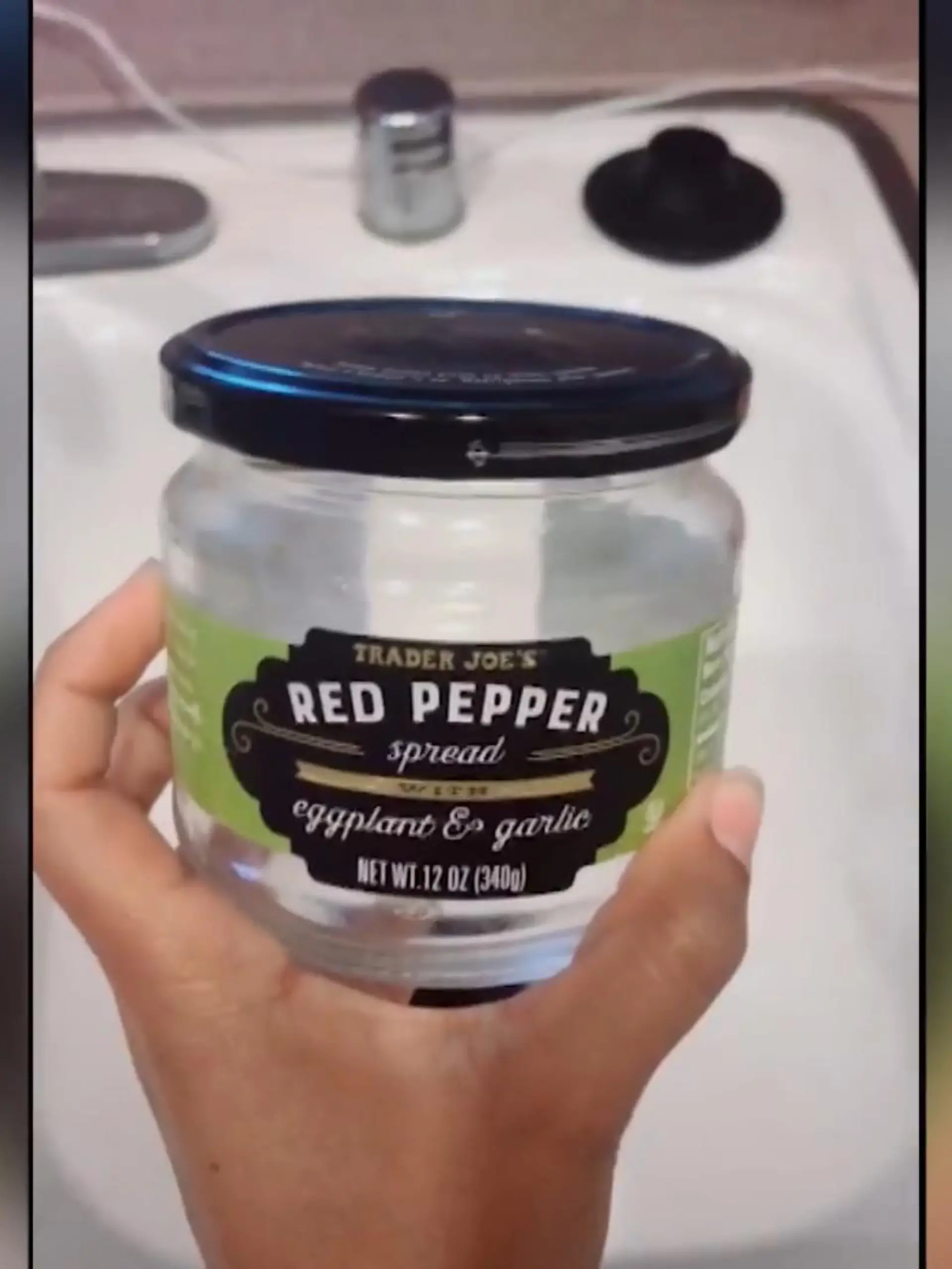 Im Video verraten wir, mit welchen zwei Zutaten man ganz leicht stark klebende Etiketten vom Glas bekommt.