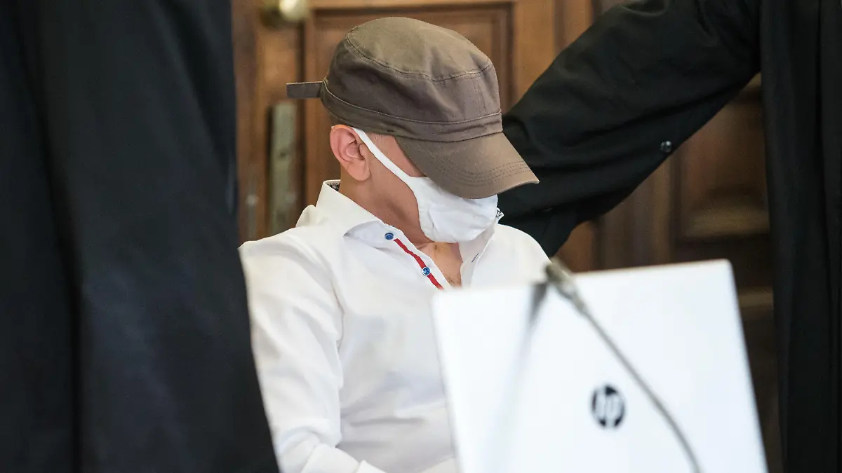17.07.2020, Hamburg: Der Angeklagte sitzt im Saal des Landgerichts zwischen seinen Anwälten. Er soll im September 2019 einen Mann unter Drogen gesetzt, sexuell missbraucht und ermordet haben. (zu dpa "Mann unter Drogen gesetzt, missbraucht und ermordet - Prozessbeginn") Foto: Daniel Bockwoldt/dpa +++ dpa-Bildfunk +++