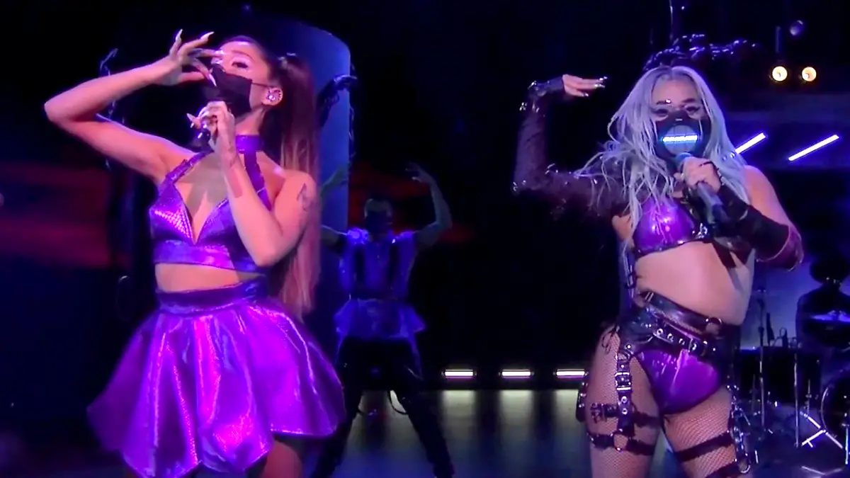 HANDOUT - 30.08.2020, ---: Dieses von MTV zur Verfügung gestellte Videostandbild zeigt Ariana Grande (l) und Lady Gaga, die während der MTV Video Music Awards den Song «Rain On Me» aufführen. Foto: Uncredited/MTV/AP/dpa - ACHTUNG: Nur zur redaktionellen Verwendung im Zusammenhang mit der aktuellen Berichterstattung und nur mit vollständiger Nennung des vorstehenden Credits +++ dpa-Bildfunk +++