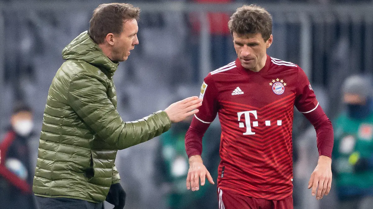 ARCHIV - 19.03.2022, Bayern, München: Fußball: Bundesliga, Bayern München - 1. FC Union Berlin, 27. Spieltag in der Allianz Arena. Trainer Julian Nagelsmann (l) von München unterhält sich mit Thomas Müller. (zu dpa: «Liga-Topspiel: Nagelsmann baut auf «Vertrauensperson» Müller») Foto: Sven Hoppe/dpa - WICHTIGER HINWEIS: Gemäß den Vorgaben der DFL Deutsche Fußball Liga bzw. des DFB Deutscher Fußball-Bund ist es untersagt, in dem Stadion und/oder vom Spiel angefertigte Fotoaufnahmen in Form von Sequenzbildern und/oder videoähnlichen Fotostrecken zu verwerten bzw. verwerten zu lassen. +++ dpa-Bildfunk +++