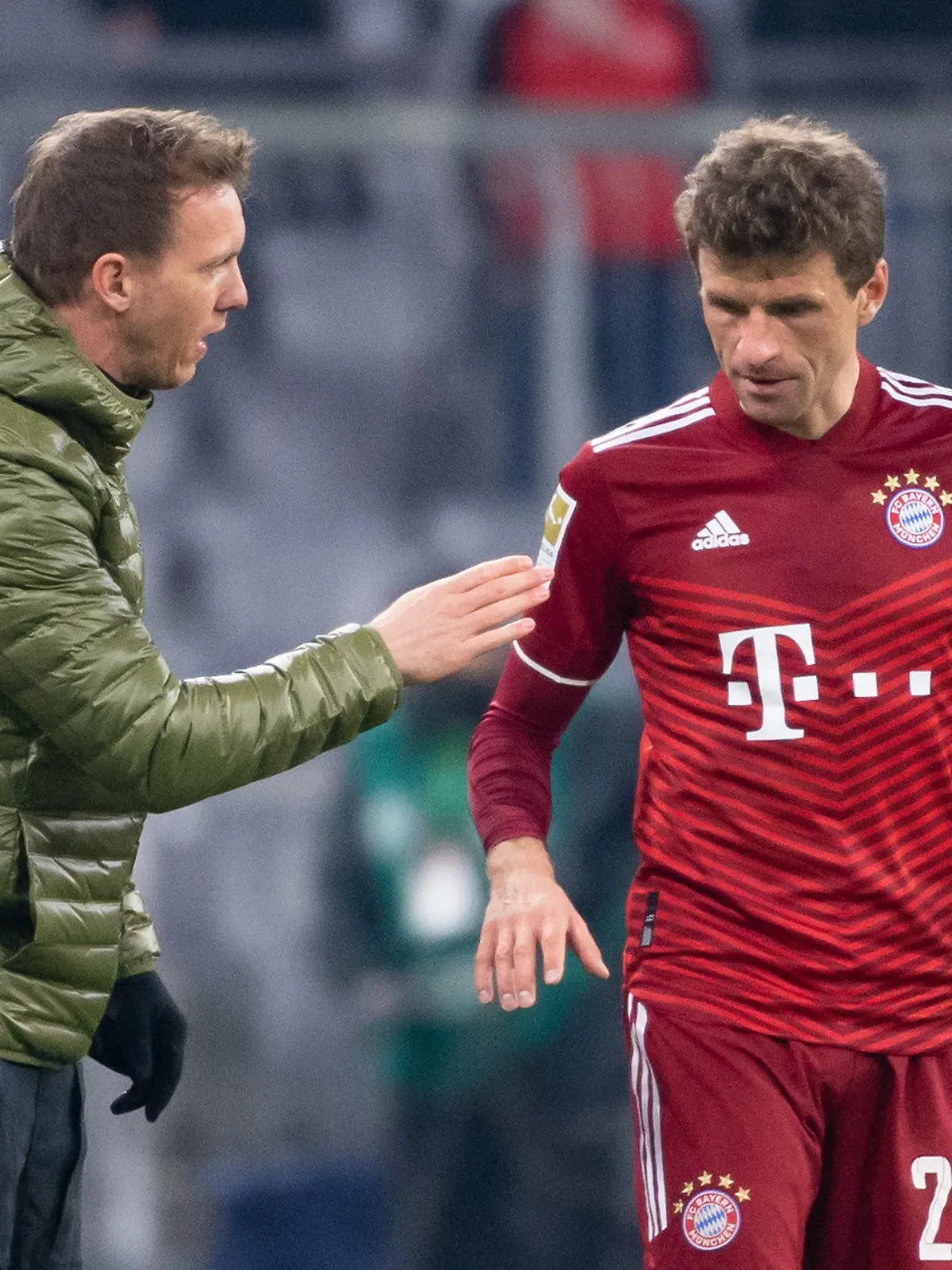 ARCHIV - 19.03.2022, Bayern, München: Fußball: Bundesliga, Bayern München - 1. FC Union Berlin, 27. Spieltag in der Allianz Arena. Trainer Julian Nagelsmann (l) von München unterhält sich mit Thomas Müller. (zu dpa: «Liga-Topspiel: Nagelsmann baut auf «Vertrauensperson» Müller») Foto: Sven Hoppe/dpa - WICHTIGER HINWEIS: Gemäß den Vorgaben der DFL Deutsche Fußball Liga bzw. des DFB Deutscher Fußball-Bund ist es untersagt, in dem Stadion und/oder vom Spiel angefertigte Fotoaufnahmen in Form von Sequenzbildern und/oder videoähnlichen Fotostrecken zu verwerten bzw. verwerten zu lassen. +++ dpa-Bildfunk +++