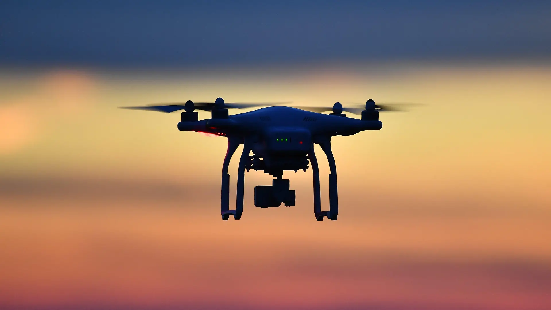 ARCHIV - 02.02.2017, Markdorf: Eine Drohne fliegt bei Sonnenuntergang über eine Wiese. (zu dpa «Tödlicher Streit wegen Flug einer Drohne») Foto: Felix Kästle/dpa +++ dpa-Bildfunk +++