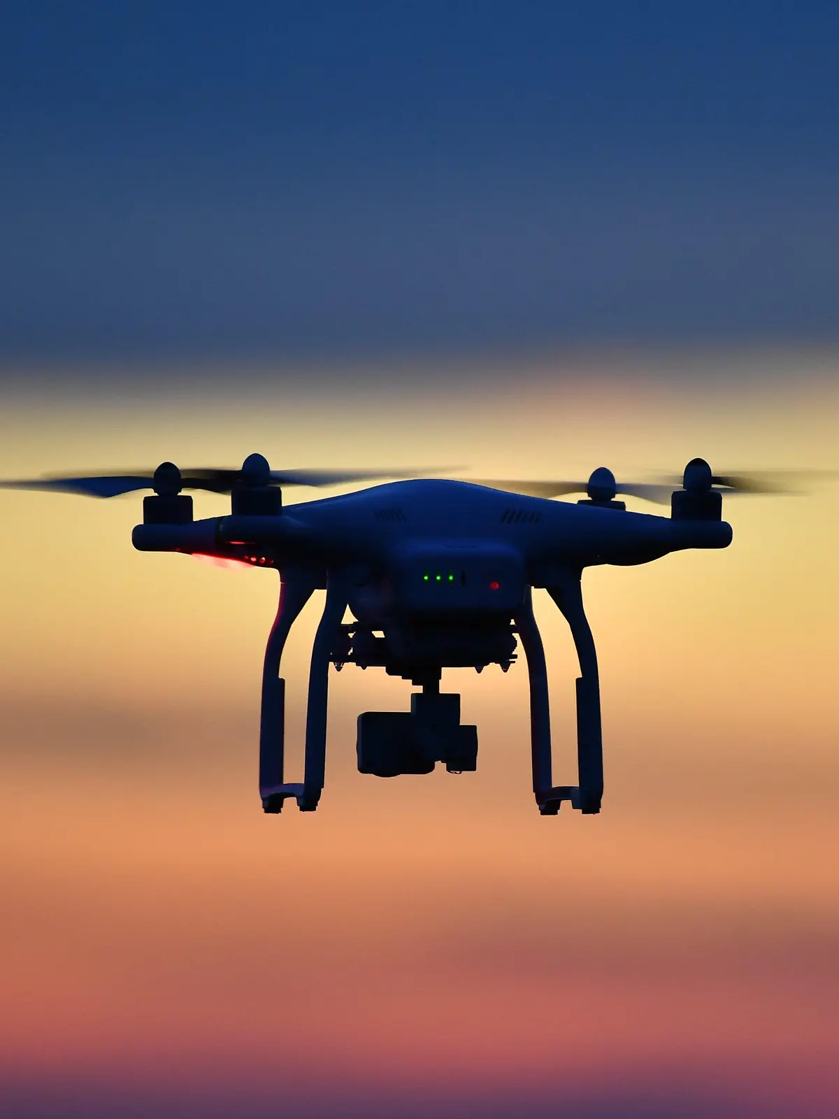 ARCHIV - 02.02.2017, Markdorf: Eine Drohne fliegt bei Sonnenuntergang über eine Wiese. (zu dpa «Tödlicher Streit wegen Flug einer Drohne») Foto: Felix Kästle/dpa +++ dpa-Bildfunk +++