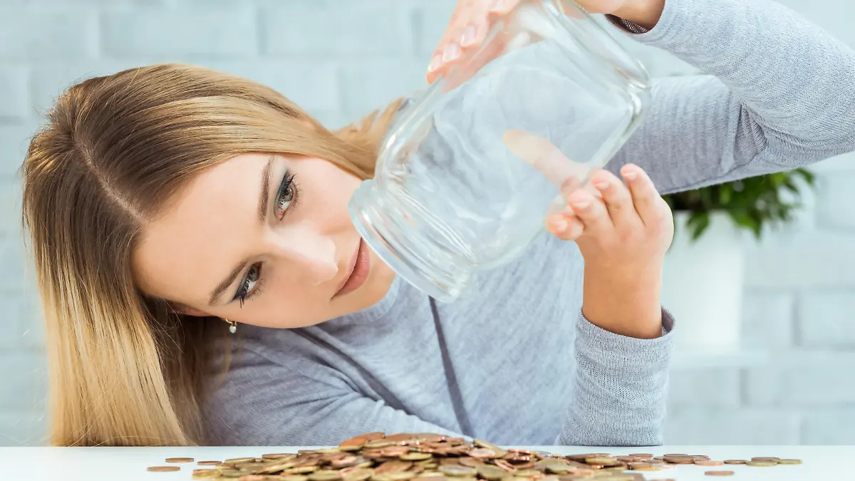 Frau mit Geld im Glas