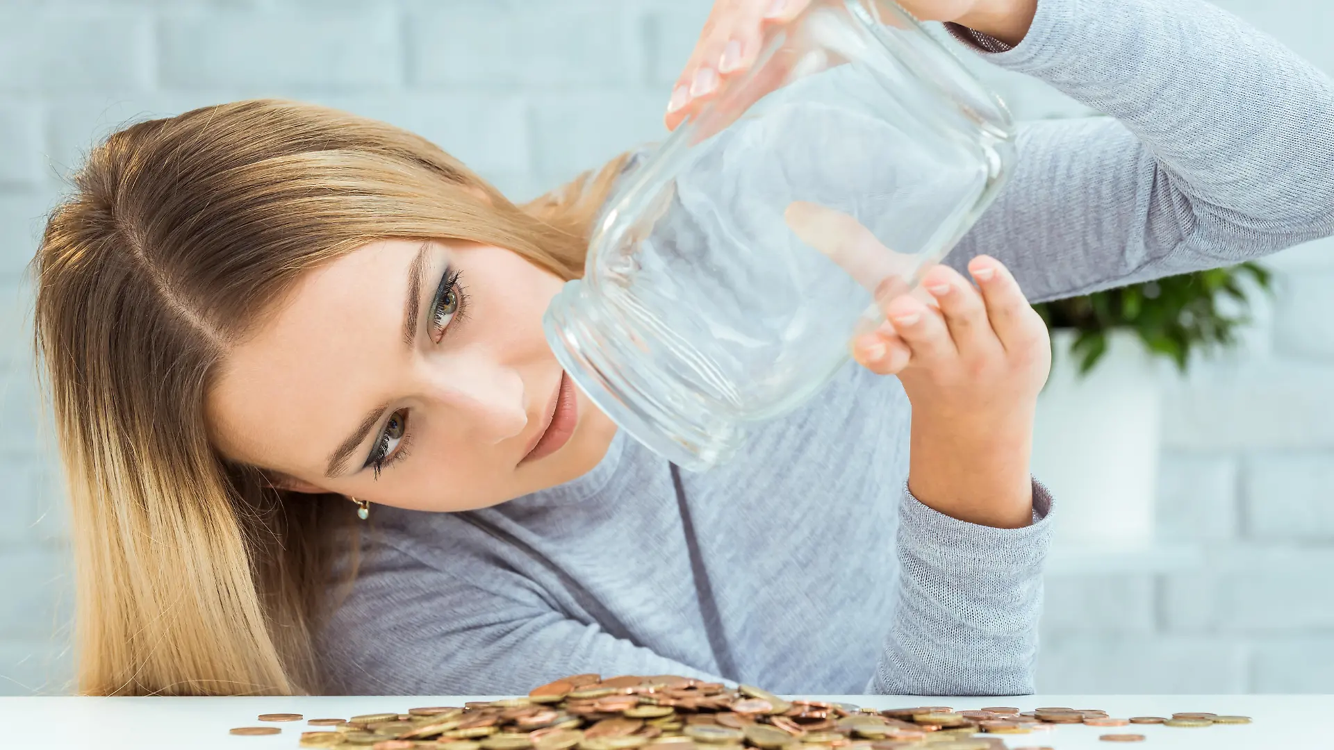 Frau mit Geld im Glas