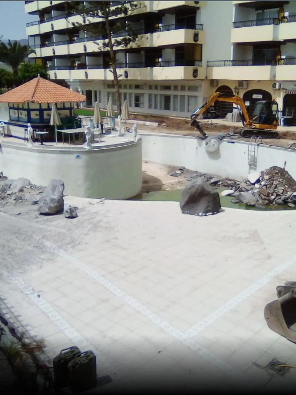 Der abgebaggerte Pool vom Hotel Rey Carlos. Um den Beckenrand häuft sich der Bausschutt