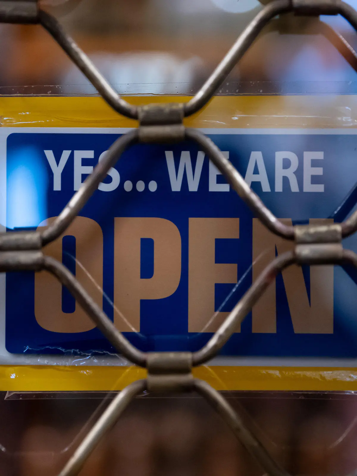 ARCHIV - 17.03.2020, Bayern, München: Ein Schild mit der Aufschrift «Yes...we are Open» ist kurz nach Ladenschluss an einem geschlossenen Geschäft zu sehen. (zu dpa «Chef der Wirtschaftsweisen: Zweiter Lockdown wäre Katastrophe») Foto: Sven Hoppe/dpa +++ dpa-Bildfunk +++