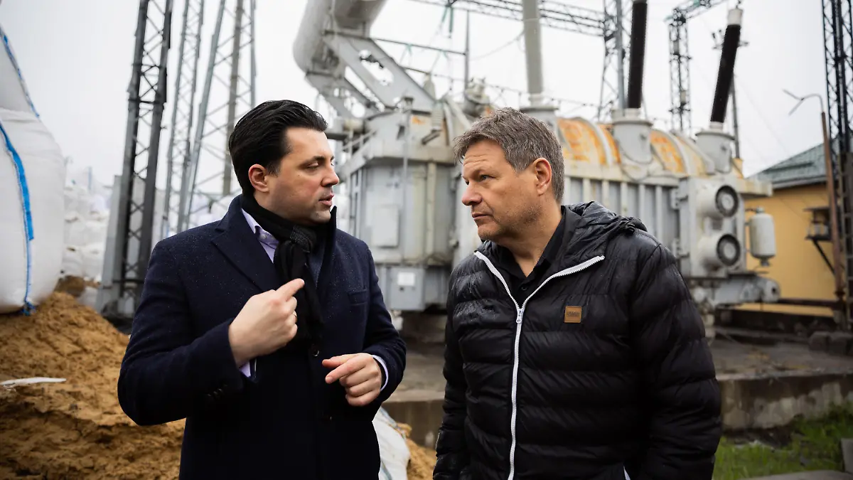 03.04.2023, Ukraine, --: Robert Habeck (Bündnis 90/Die Grünen, r), Bundesminister für Wirtschaft und Klimaschutz, besichtigt mit Wolodymyr Kudrytski, Vorstandvorsitzender von Ukrenergo, eines der Umspannwerke von «Ukrenergo», welches ein der am dichtesten besiedelten Gebiete der Ukraine mit Energie versorgt und von russischen Raketen getroffen wurde. Foto: Christoph Soeder/dpa +++ dpa-Bildfunk +++