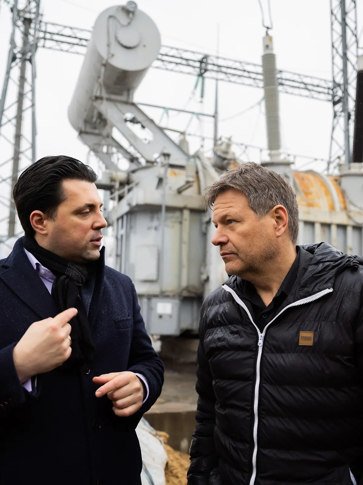 03.04.2023, Ukraine, --: Robert Habeck (Bündnis 90/Die Grünen, r), Bundesminister für Wirtschaft und Klimaschutz, besichtigt mit Wolodymyr Kudrytski, Vorstandvorsitzender von Ukrenergo, eines der Umspannwerke von «Ukrenergo», welches ein der am dichtesten besiedelten Gebiete der Ukraine mit Energie versorgt und von russischen Raketen getroffen wurde. Foto: Christoph Soeder/dpa +++ dpa-Bildfunk +++