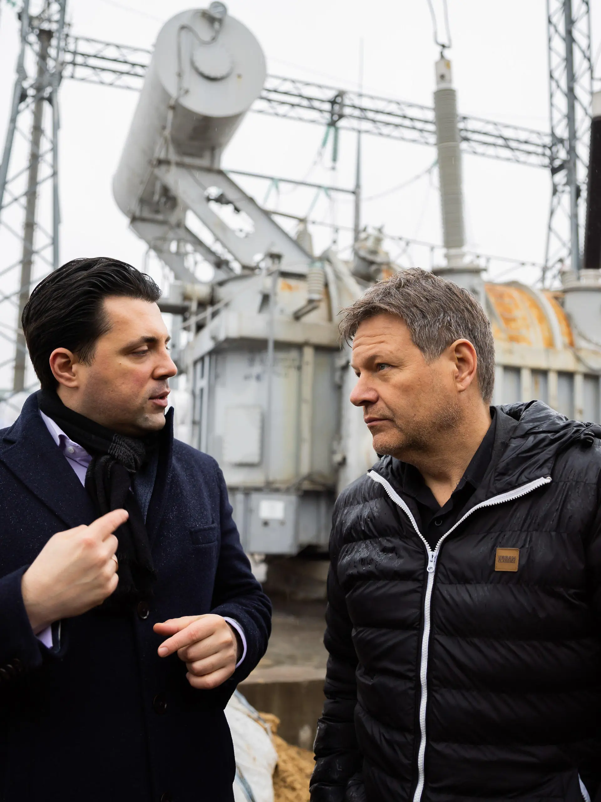 03.04.2023, Ukraine, --: Robert Habeck (Bündnis 90/Die Grünen, r), Bundesminister für Wirtschaft und Klimaschutz, besichtigt mit Wolodymyr Kudrytski, Vorstandvorsitzender von Ukrenergo, eines der Umspannwerke von «Ukrenergo», welches ein der am dichtesten besiedelten Gebiete der Ukraine mit Energie versorgt und von russischen Raketen getroffen wurde. Foto: Christoph Soeder/dpa +++ dpa-Bildfunk +++
