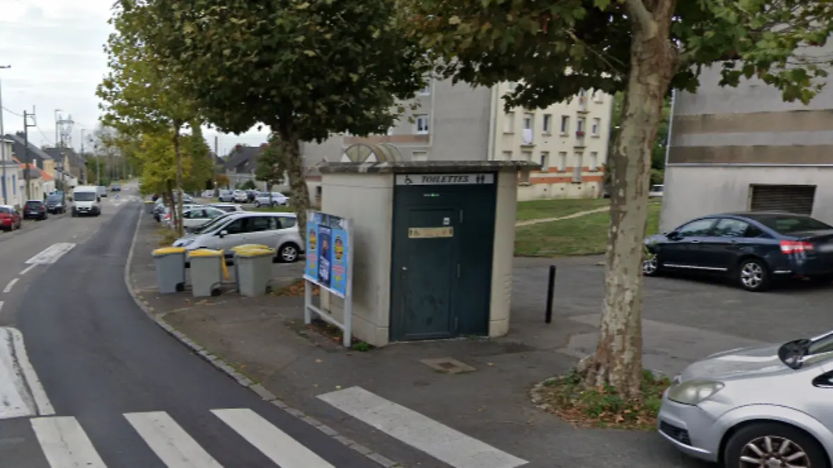Auf dieser öffentlichen Toilette im französischen Nantes wird das Neugeborene gefunden.