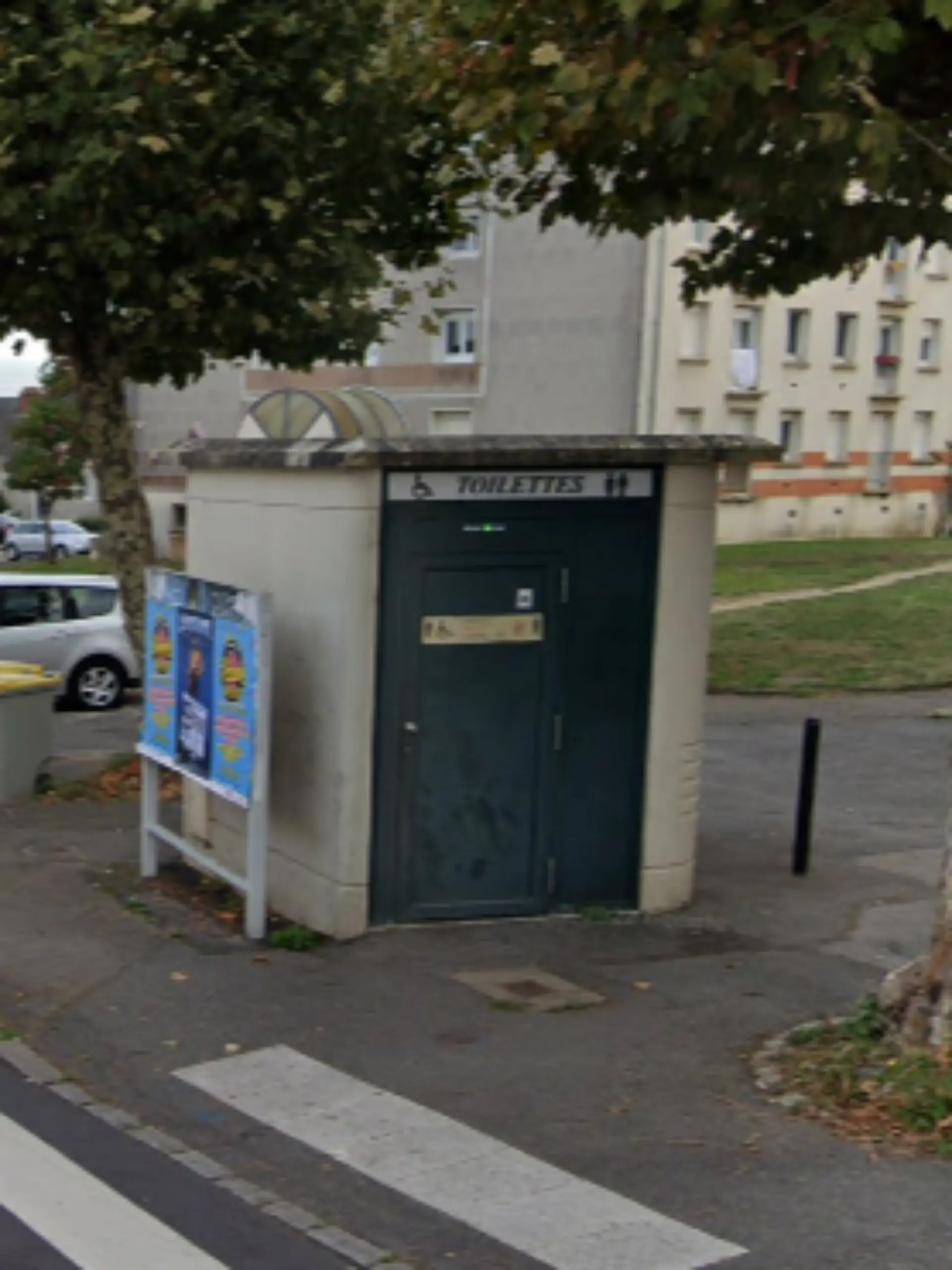 Auf dieser öffentlichen Toilette im französischen Nantes wird das Neugeborene gefunden.