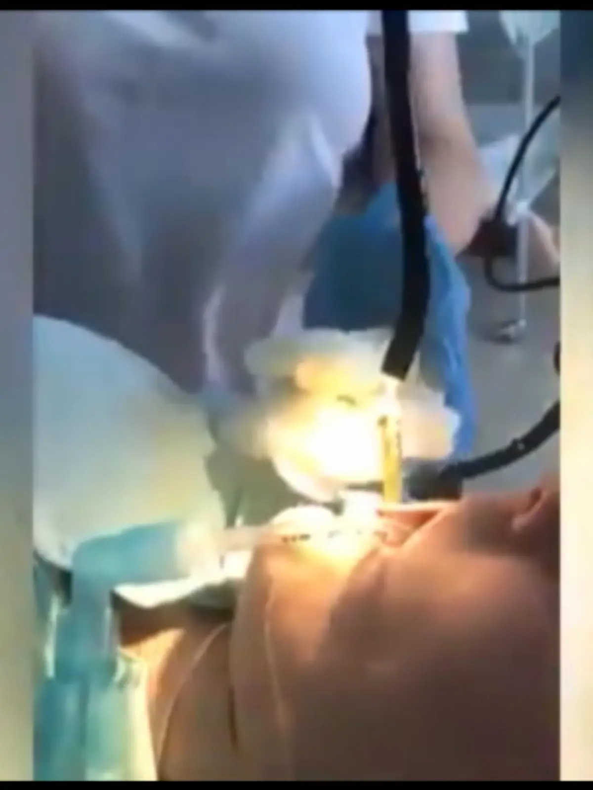 In Dagestan in Russland schläft eine junge Frau ein. Als sie aufwacht geht es ihr gar nicht gut. Sofort geht es ins Krankenhaus. Als die Ärzte nachsehen, was sich in ihrem Magen befindet, stoßen sie auf diesen unglaublichen Fund.