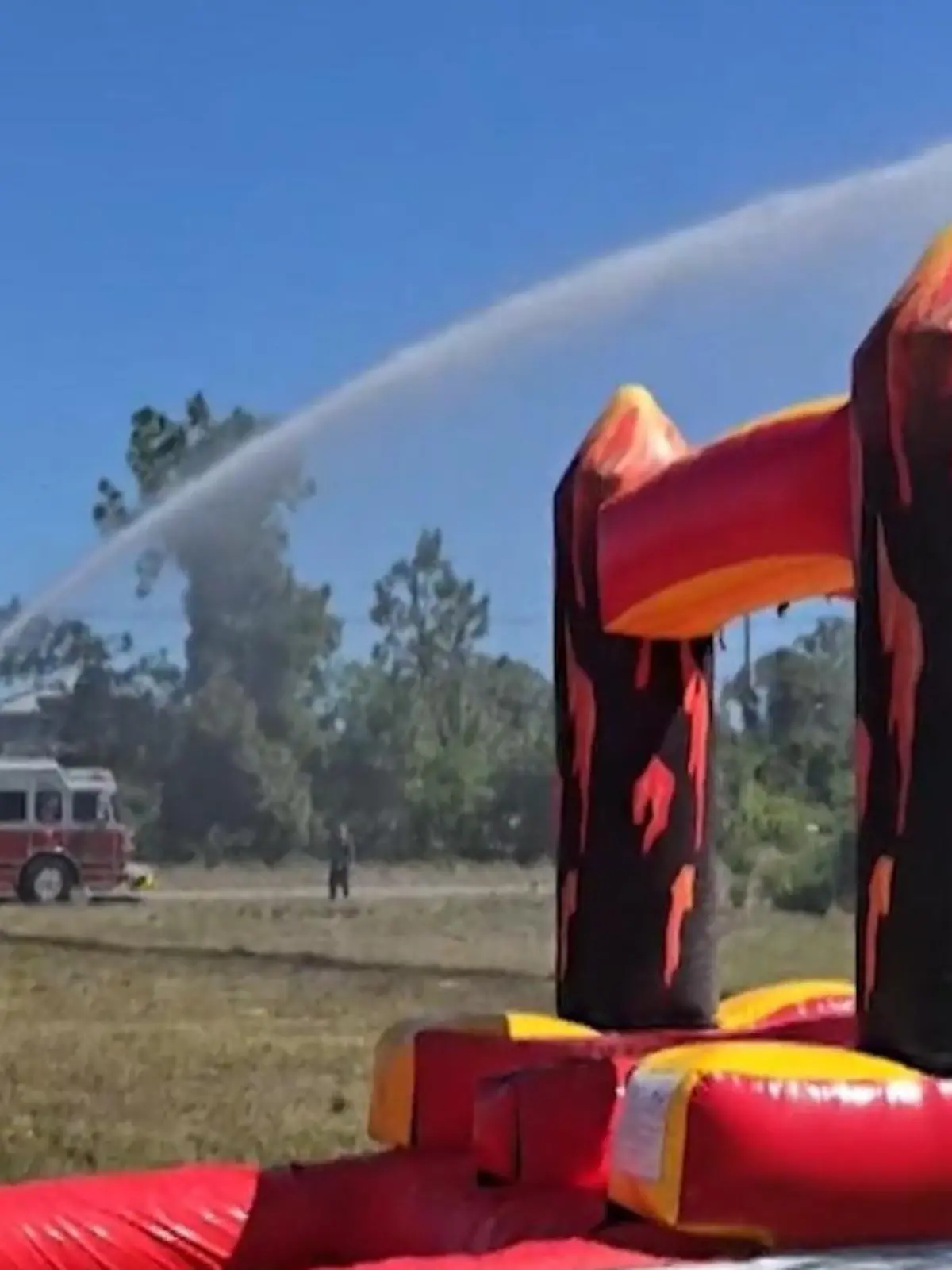 Bild zu: "So rutschen sie besser! Feuerwehr hilft bei Kindergeburtstag"