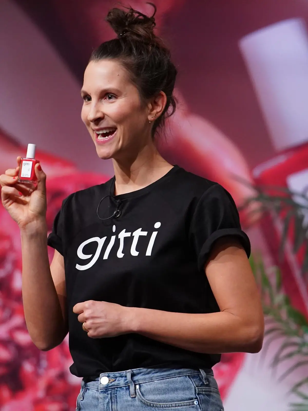  Jennifer Baum-Minkus aus Berlin  präsentiert mit "gitti" einen wasserbasierten und geruchsneutalen Nagellack. Sie erhofft sich ein Investment von 300.000 Euro für 8 Prozent der Anteile an ihrem Unternehmen.  Die Verwendung des sendungsbezogenen Materials ist nur mit dem Hinweis und Verlinkung auf TVNOW gestattet.