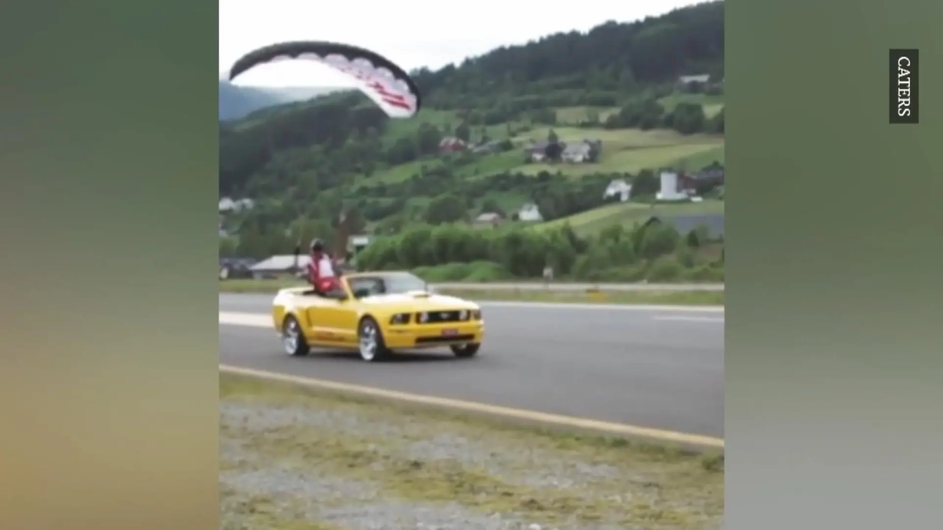 Fallschirmspringer landet in fahrendem Cabrio Spektakulärer Stunt
