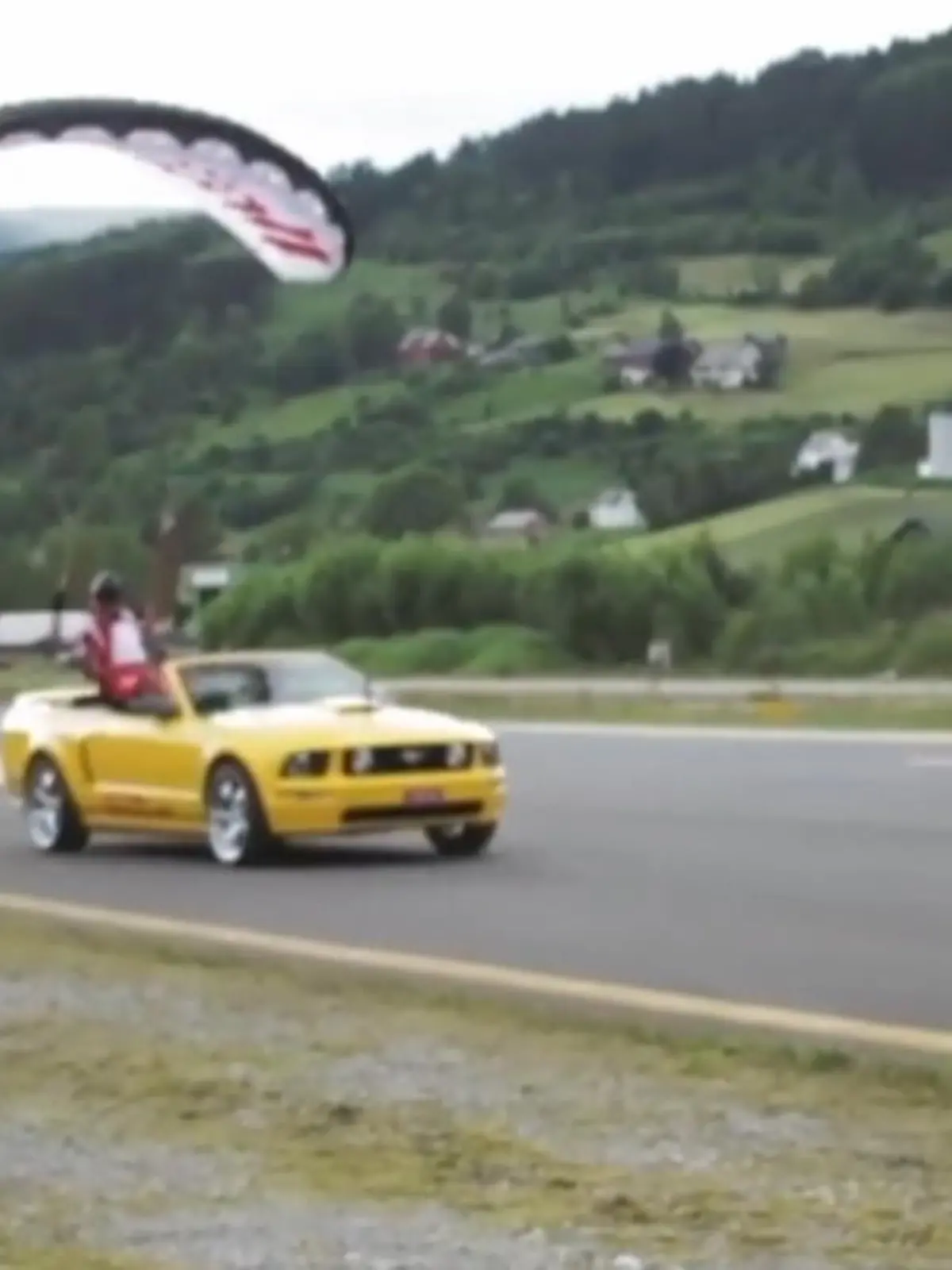 Bild zu: "Fallschirmspringer landet  in fahrendem Cabrio"