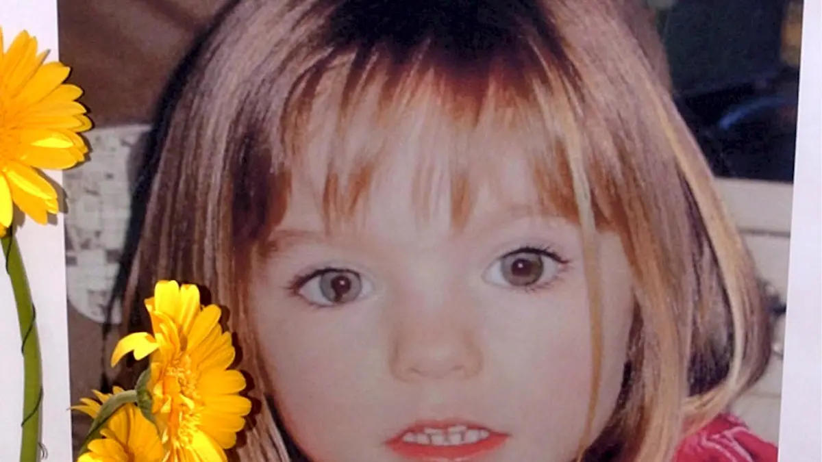 ARCHIV - Archivfoto vom 12.05.2007 zeigt ein mit Blumen geschmücktes Foto der vermissten Madeleine McCann im Ocean Club Village von Praia da Luz. Ein verurteilter britischer Pädophiler ist Medienberichten zufolge ein Verdächtiger im Fall der verschwundenen kleinen Maddie. Der 64-Jährige habe vor zwei Jahren, als das englische Mädchen verschwunden ist, in Südportugal gelebt, berichteten britische Zeitungen am Freitag (22.05.2009). Der Mann soll derzeit nach Angaben des «Daily Mirror» in einem deutschen Krankenhaus wegen Krebs behandelt werden. Der Sprecher der Eltern sagte, der Brite sei eine Spur unter mehreren, der die Privatermittler der McCanns nachgehen würden. Madeleine war im Mai 2007 kurz vor ihrem vierten Geburtstag aus einem Ferienappartement in Praia da Luz verschwunden, als ihre Eltern beim Abendessen waren. Die portugiesische Polizei hatte die Ermittlungen im vergangenen Jahr ergebnislos eingestellt. EPA/LUIS FORRA (zu dpa 0117) +++(c) dpa - Bildfunk+++