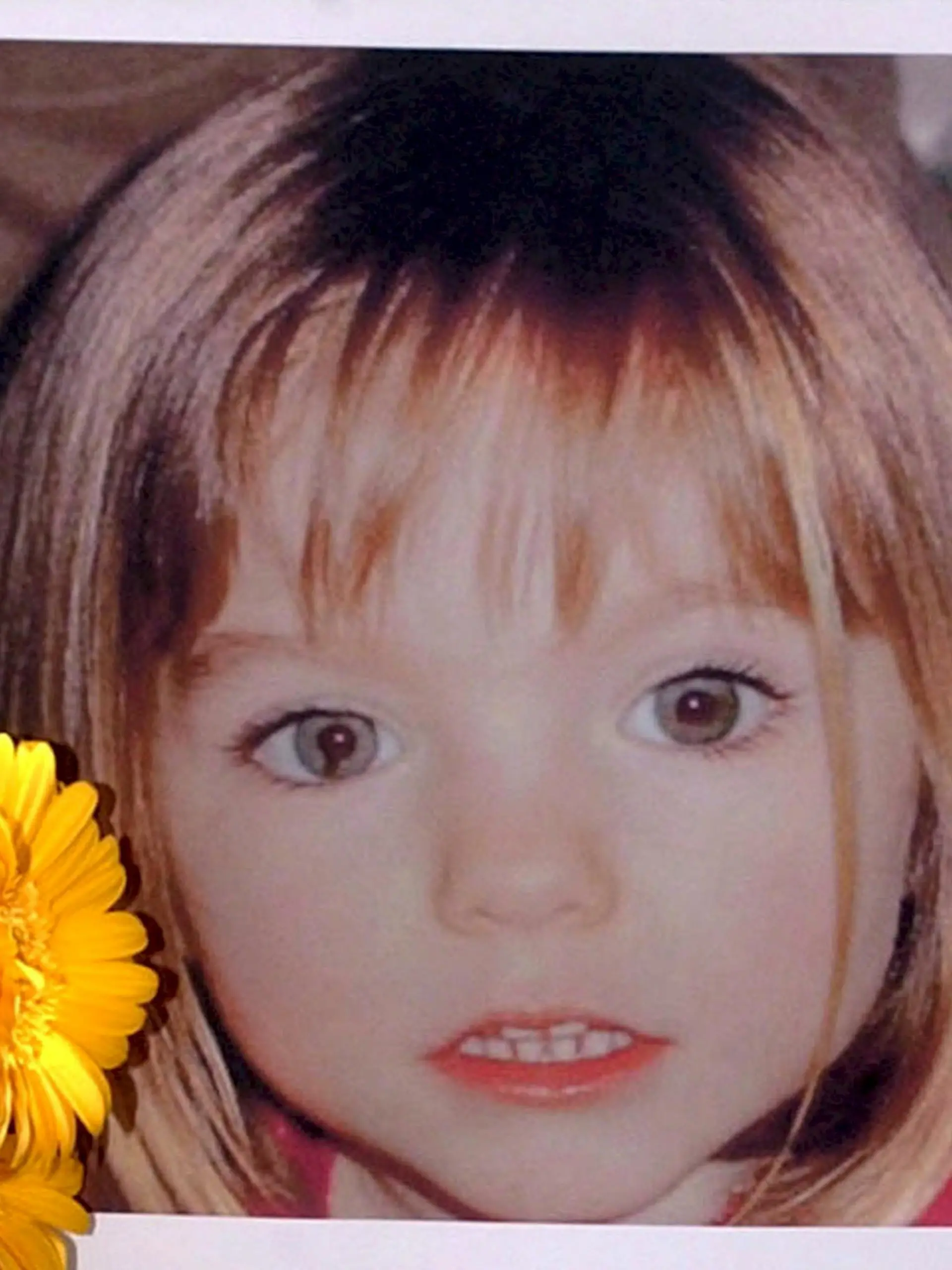 ARCHIV - Archivfoto vom 12.05.2007 zeigt ein mit Blumen geschmücktes Foto der vermissten Madeleine McCann im Ocean Club Village von Praia da Luz. Ein verurteilter britischer Pädophiler ist Medienberichten zufolge ein Verdächtiger im Fall der verschwundenen kleinen Maddie. Der 64-Jährige habe vor zwei Jahren, als das englische Mädchen verschwunden ist, in Südportugal gelebt, berichteten britische Zeitungen am Freitag (22.05.2009). Der Mann soll derzeit nach Angaben des «Daily Mirror» in einem deutschen Krankenhaus wegen Krebs behandelt werden. Der Sprecher der Eltern sagte, der Brite sei eine Spur unter mehreren, der die Privatermittler der McCanns nachgehen würden. Madeleine war im Mai 2007 kurz vor ihrem vierten Geburtstag aus einem Ferienappartement in Praia da Luz verschwunden, als ihre Eltern beim Abendessen waren. Die portugiesische Polizei hatte die Ermittlungen im vergangenen Jahr ergebnislos eingestellt.  EPA/LUIS FORRA  (zu dpa 0117) +++(c) dpa - Bildfunk+++