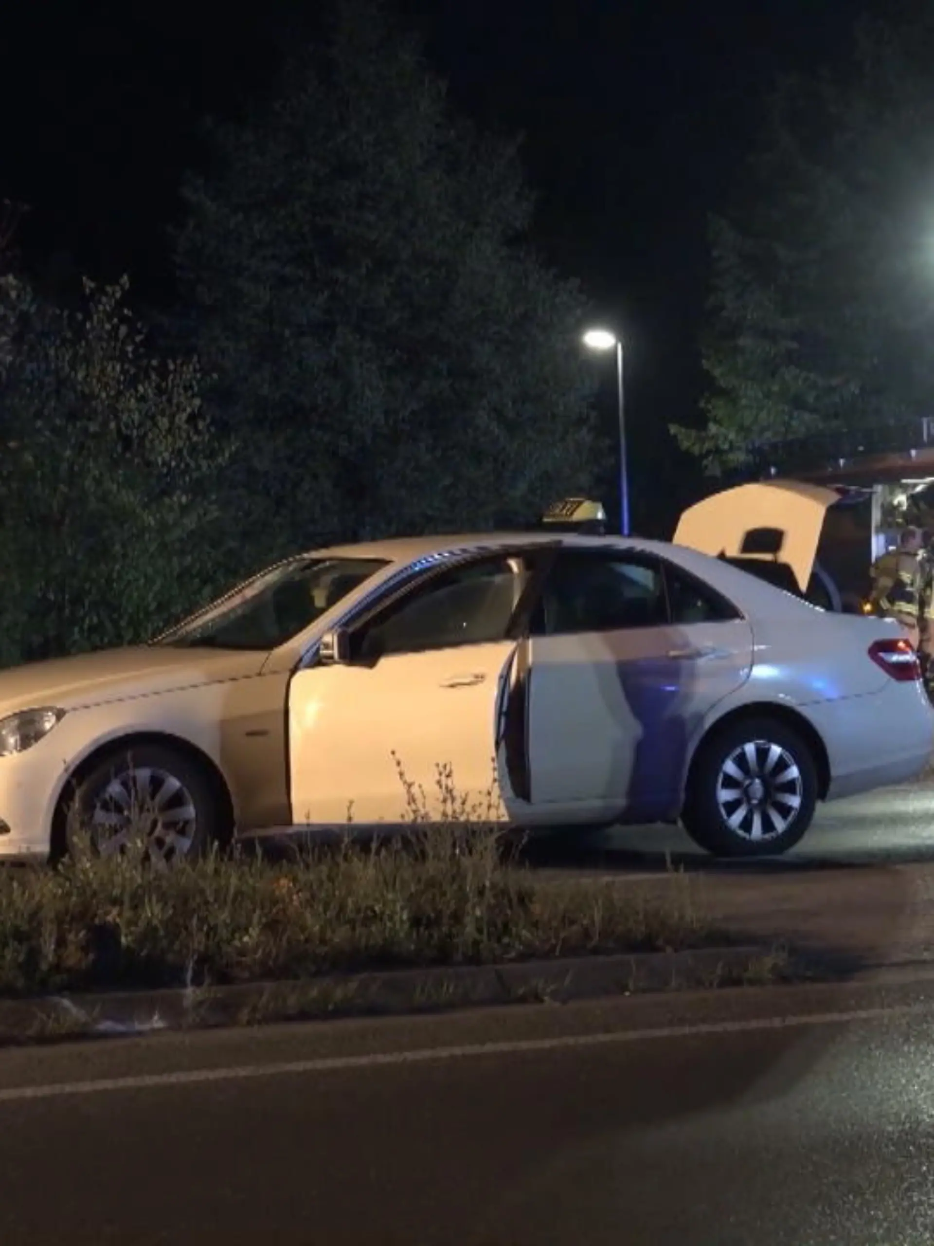 In Xanten (Nordrhein-Westfalen) ist es am Sonntagmorgen auf der B57 zu einem tödlichen Unfall gekommen. Ein Taxi-Fahrer hat aus bislang unbekannter Ursache an der Kreuzung Xantener Straße/ Gindericher Straße einen Fußgänger erfasst und tödlich verletzt. 
