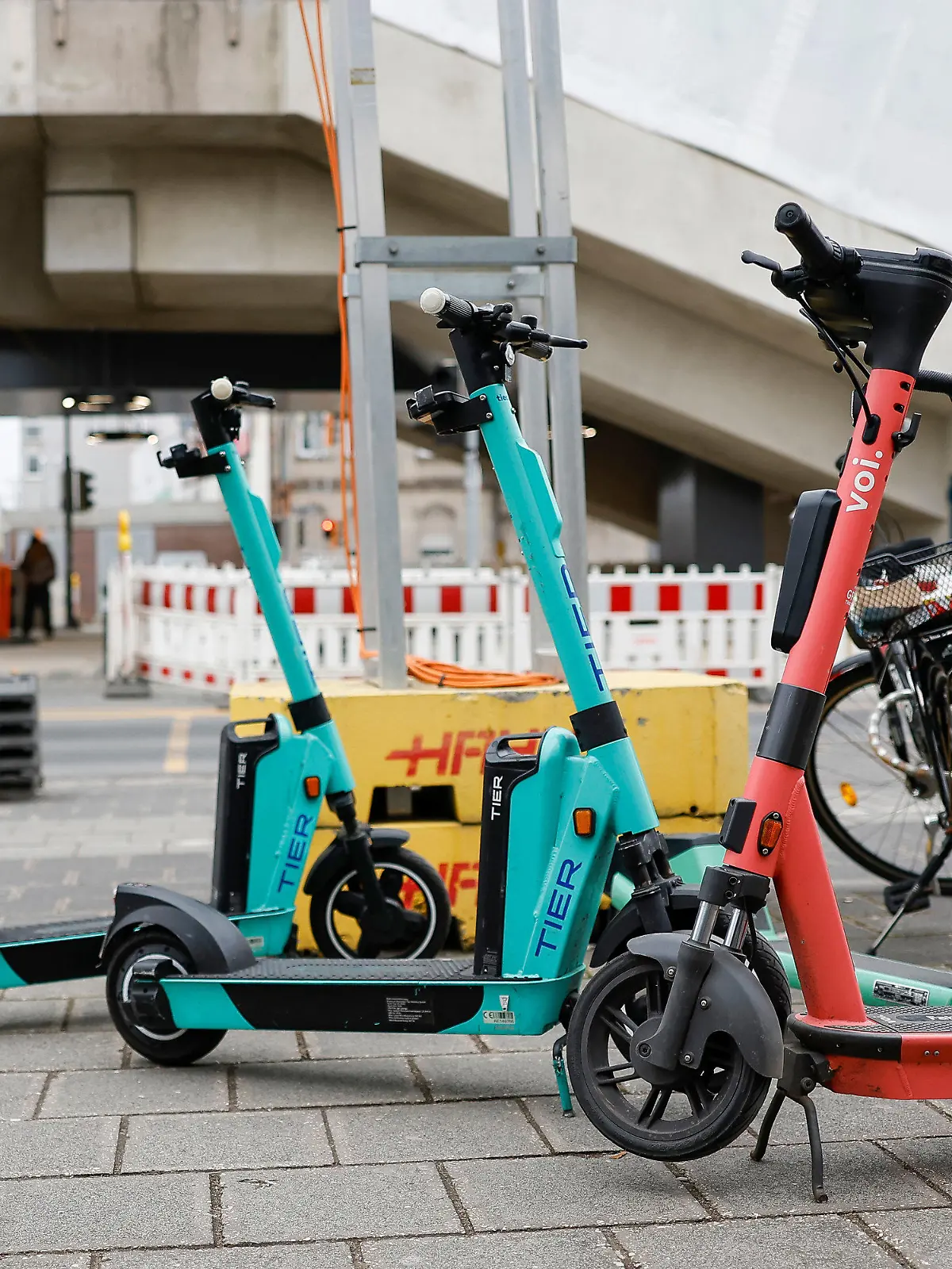 PRODUKTION - 05.03.2023, Bayern, Nürnberg: E-Scooter stehen in der Fürther Straße in der Nähe des U-Bahnhofs Muggenhof. Etwa 6000 Elektro-Tretroller von fünf Anbietern sind in Nürnberg unterwegs - und können nach der Fahrt einfach irgendwo am Ziel abgestellt werden. Dem schiebt Bayerns zweitgrößte Stadt nun einen Riegel vor. (Zu dpa: "Abstellchaos bei E-Scootern - ein Ende in Sicht?") Foto: Daniel Löb/dpa +++ dpa-Bildfunk +++