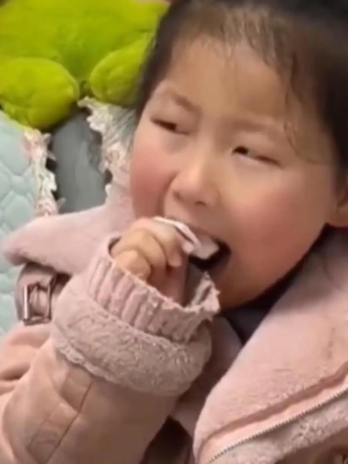 Wenn die Milchzähne wackeln ist es immer wieder aufregend und spannend, wenn der Tag kommt, an dem der Zahn rausfällt beziehungsweise mit etwas Unterstützung gezogen wird. In China setzt ein kleines Mädchen auf die Hilfe ihres Vaters, aber der scheint mit der Situation völlig überfordert zu sein. Also zieht sich das Mädchen kurzerhand selbst den Zahn.