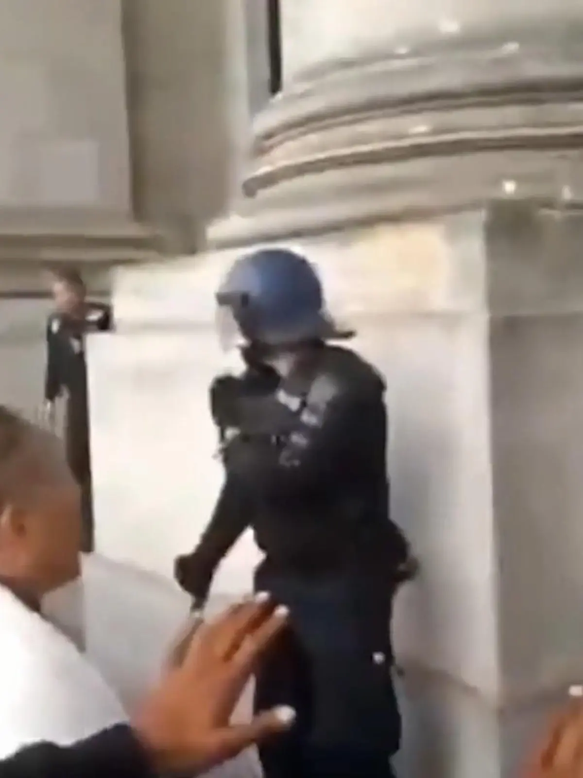 Sie sahen sich einer wütenden Menge Demonstranten gegenüber und behielten doch die Nerven: Die Polizisten, die am Samstag wohl den Sturm auf den Berliner Reichstag verhinderten, waren gerade einmal zu dritt. Die Beamten verteidigten das Parlamentsgebäude gegen die aufgebrachte Menge, bis Verstärkung da war.