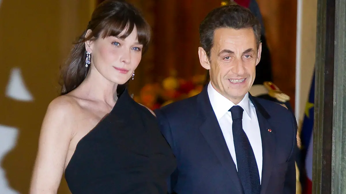 ARCHIV - Der französische Präsident Nicolas Sarkozy und seine Frau Carla, aufgenommen am 02.03.2011 in Paris. Im französischen Präsidentenpalast steht Nachwuchs ins Haus. Dies will zumindest Nicolas Sarkozys Vater Pàl wissen und hat es jetzt auch ausgeplaudert. Foto: Ian Langsdon (zu dpa 0278 vom 17.05.2011)  +++(c) dpa - Bildfunk+++