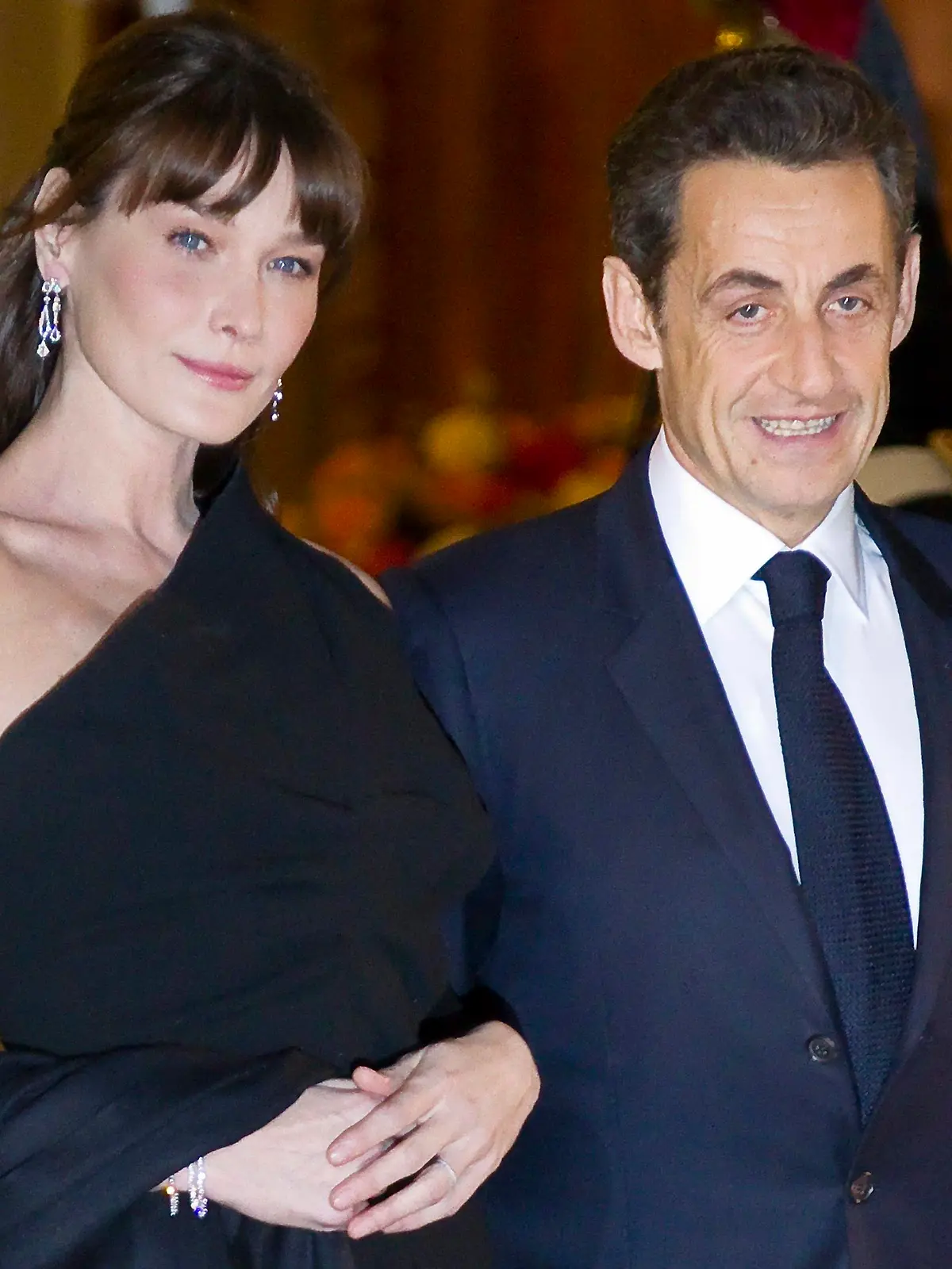 ARCHIV - Der französische Präsident Nicolas Sarkozy und seine Frau Carla, aufgenommen am 02.03.2011 in Paris. Im französischen Präsidentenpalast steht Nachwuchs ins Haus. Dies will zumindest Nicolas Sarkozys Vater Pàl wissen und hat es jetzt auch ausgeplaudert. Foto: Ian Langsdon (zu dpa 0278 vom 17.05.2011)  +++(c) dpa - Bildfunk+++