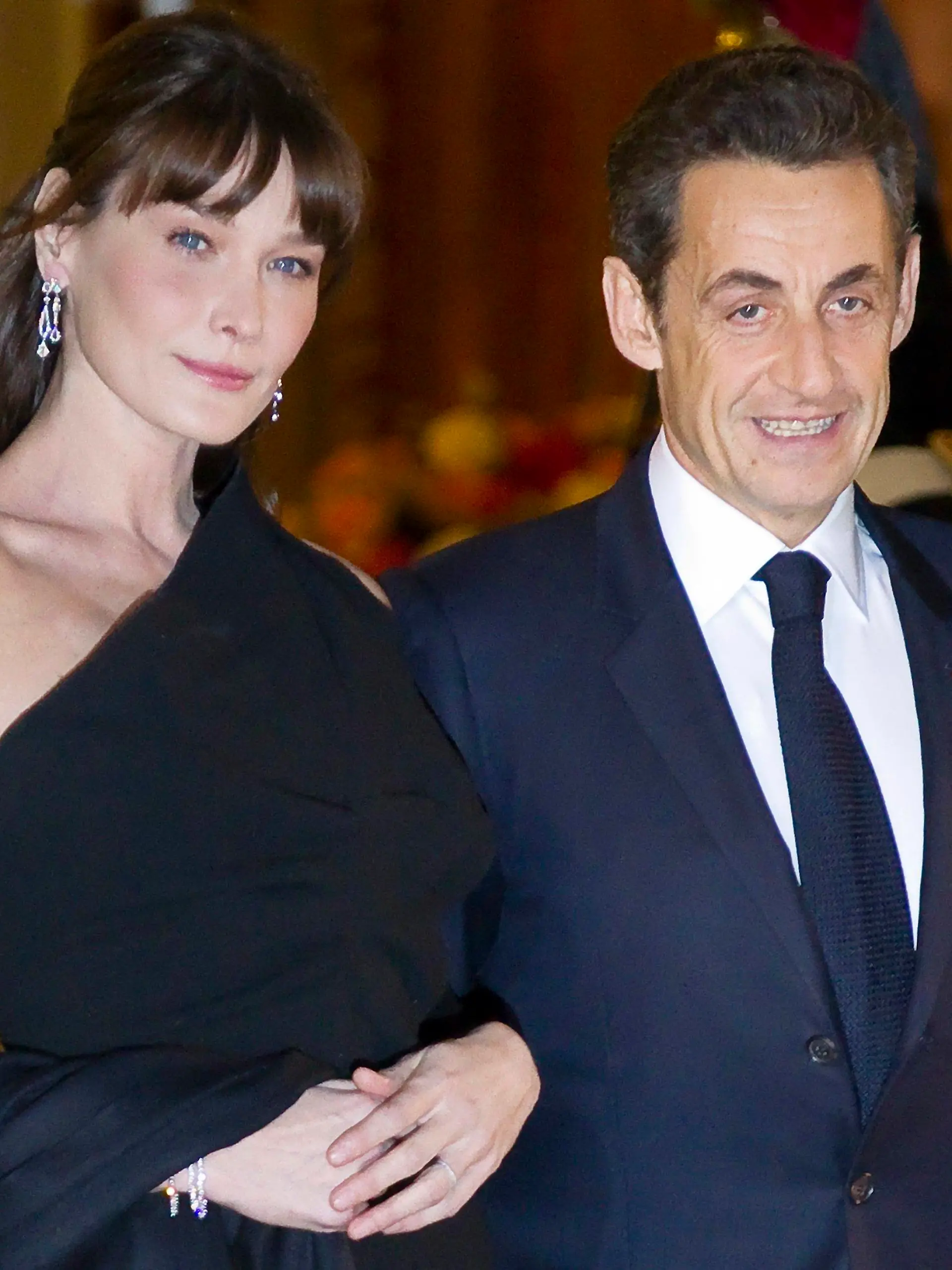 ARCHIV - Der französische Präsident Nicolas Sarkozy und seine Frau Carla, aufgenommen am 02.03.2011 in Paris. Im französischen Präsidentenpalast steht Nachwuchs ins Haus. Dies will zumindest Nicolas Sarkozys Vater Pàl wissen und hat es jetzt auch ausgeplaudert. Foto: Ian Langsdon (zu dpa 0278 vom 17.05.2011)  +++(c) dpa - Bildfunk+++