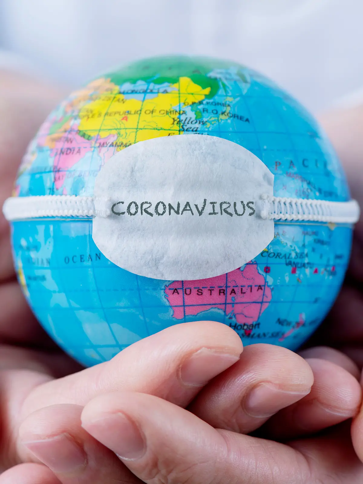 Weltkugel mit Aufschrift Coronavirus
