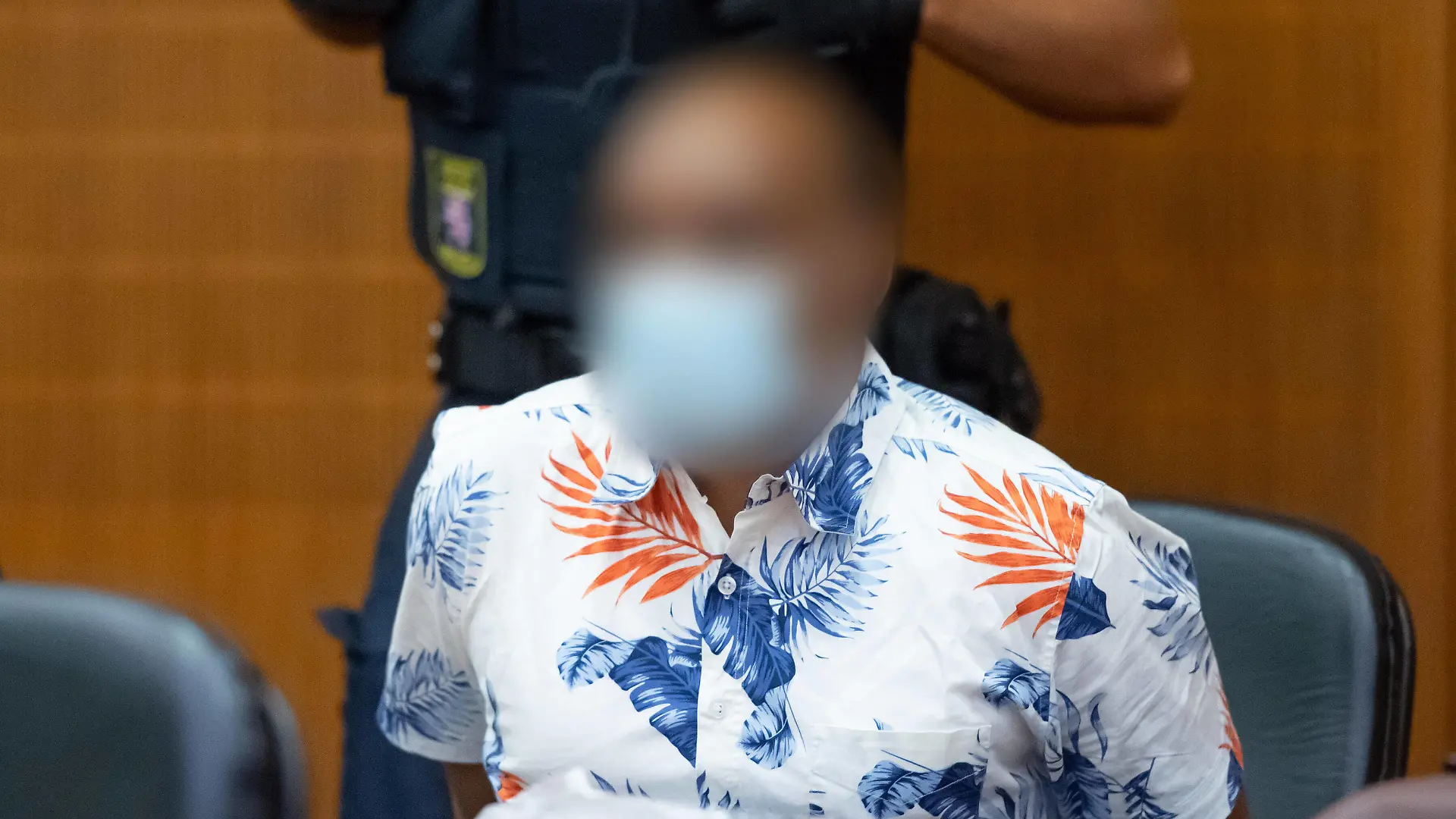 19.08.2020, xblx, Lokales, Prozess: Anklage: Kind im Hbf vor ICE gestossen, v.l. Angeklagter im Gerichtssaal, die Staatsanwaltschaft wirft dem Mann vor, am 29. Juli des vergangenen Jahres im Frankfurter Hauptbahnhof eine Frau und ihren acht Jahre alten Sohn vor einen Zug gestossen zu haben. Der Junge wurde dabei vom Zug tödlich verletzt. Die Anklage legt dem Mann deshalb u.a. Totschlag und versuchten Totschlag zur Last. Nach fachärztlichen Untersuchungen steht eine psychische Erkrankung des Angeklagten im Raum. Frankfurt am Main *** 19 08 2020, xblx, Local, Trial Prosecution Child pushed in front of the ICE in Frankfurt Central Station, v l Defendant in the courtroom, the public prosecutor accuses the man of having pushed a woman and her ei