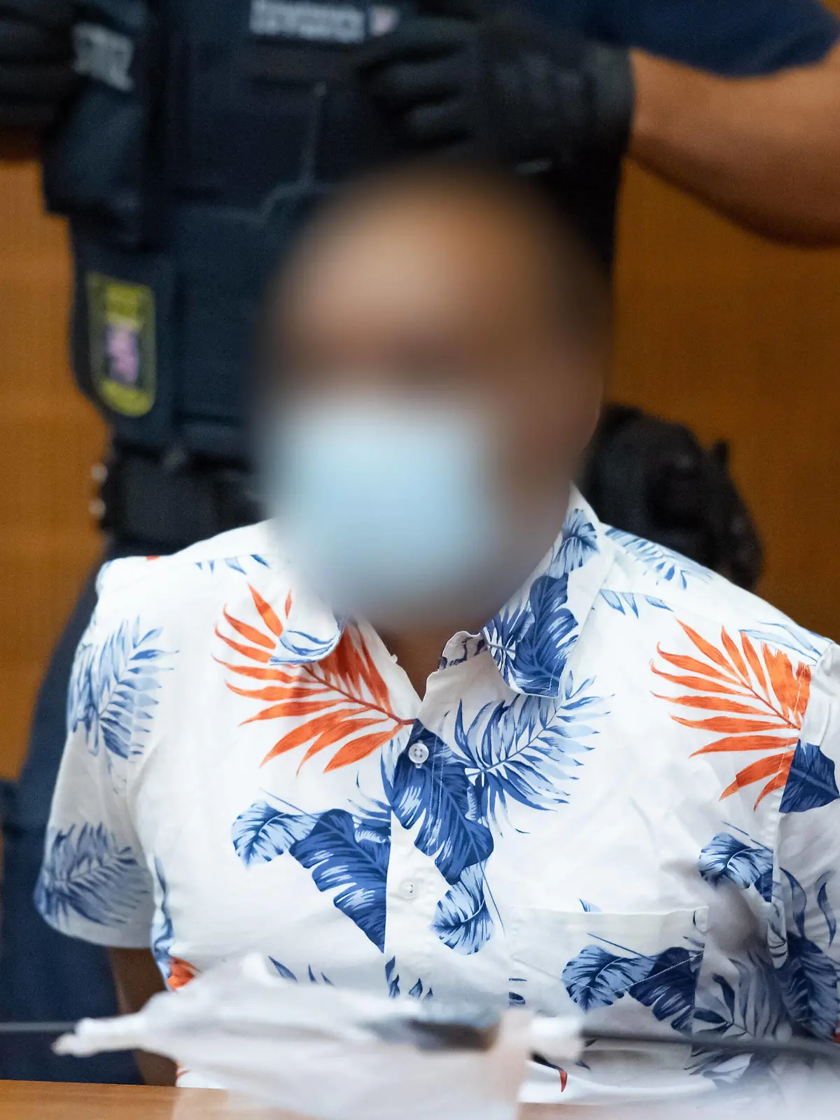  19.08.2020, xblx, Lokales, Prozess: Anklage: Kind im Hbf vor ICE gestossen, v.l. Angeklagter im Gerichtssaal, die Staatsanwaltschaft wirft dem Mann vor, am 29. Juli des vergangenen Jahres im Frankfurter Hauptbahnhof eine Frau und ihren acht Jahre alten Sohn vor einen Zug gestossen zu haben. Der Junge wurde dabei vom Zug tödlich verletzt. Die Anklage legt dem Mann deshalb u.a. Totschlag und versuchten Totschlag zur Last. Nach fachärztlichen Untersuchungen steht eine psychische Erkrankung des Angeklagten im Raum. Frankfurt am Main *** 19 08 2020, xblx, Local, Trial Prosecution Child pushed in front of the ICE in Frankfurt Central Station, v l Defendant in the courtroom, the public prosecutor accuses the man of having pushed a woman and her ei