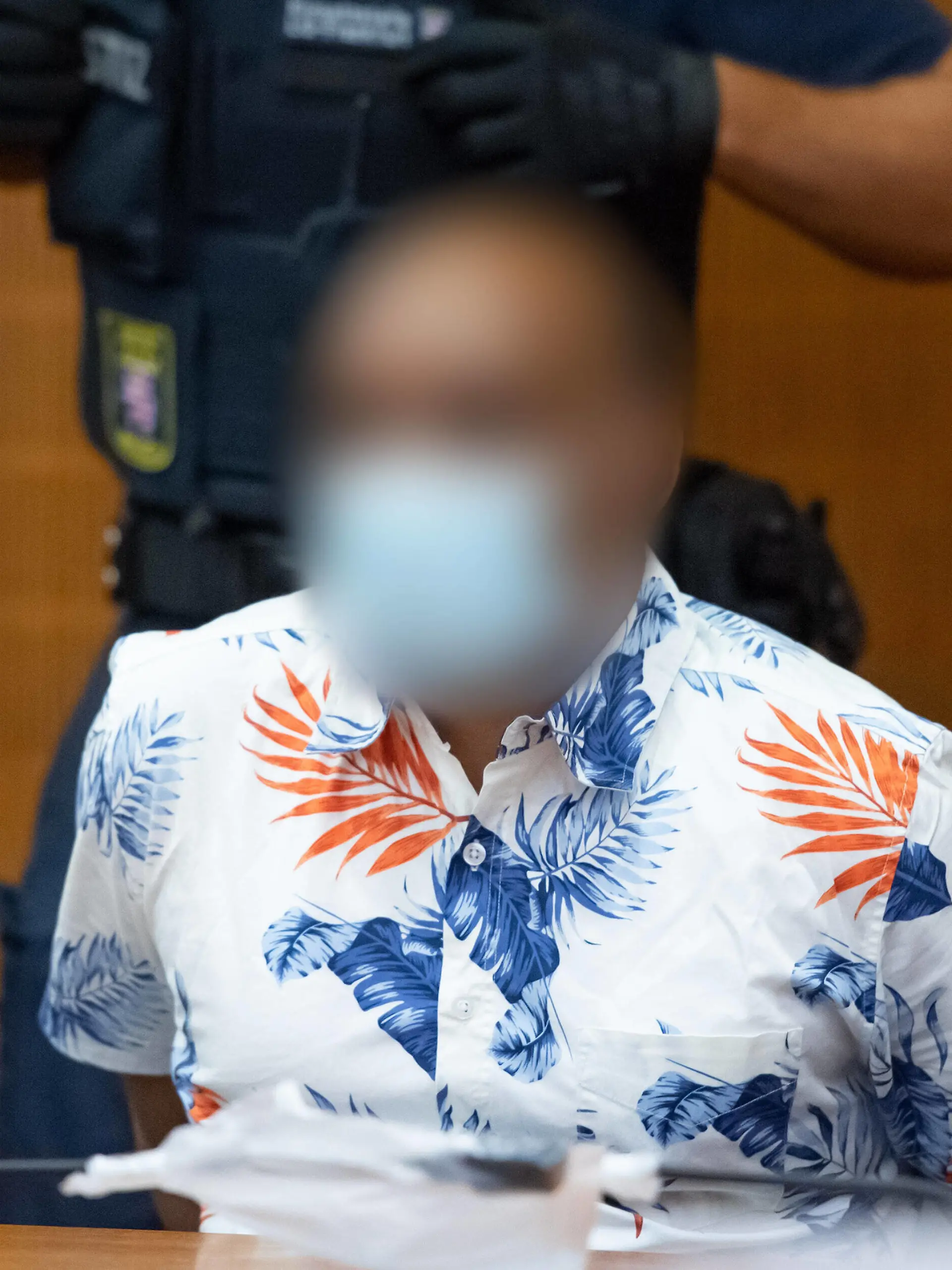  19.08.2020, xblx, Lokales, Prozess: Anklage: Kind im Hbf vor ICE gestossen, v.l. Angeklagter im Gerichtssaal, die Staatsanwaltschaft wirft dem Mann vor, am 29. Juli des vergangenen Jahres im Frankfurter Hauptbahnhof eine Frau und ihren acht Jahre alten Sohn vor einen Zug gestossen zu haben. Der Junge wurde dabei vom Zug tödlich verletzt. Die Anklage legt dem Mann deshalb u.a. Totschlag und versuchten Totschlag zur Last. Nach fachärztlichen Untersuchungen steht eine psychische Erkrankung des Angeklagten im Raum. Frankfurt am Main *** 19 08 2020, xblx, Local, Trial Prosecution Child pushed in front of the ICE in Frankfurt Central Station, v l Defendant in the courtroom, the public prosecutor accuses the man of having pushed a woman and her ei