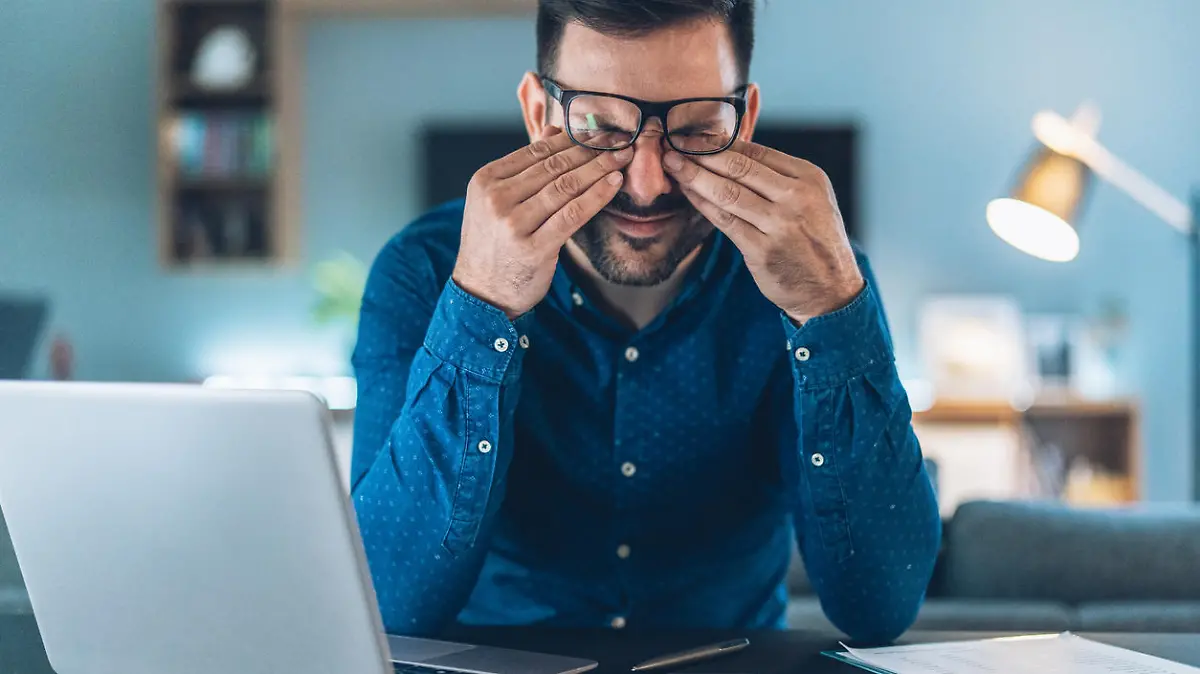 Mann trägt Brille mit Blaulichtfilter