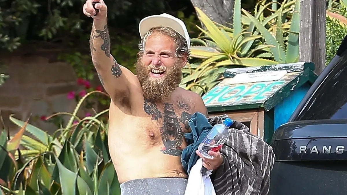 SONDERKONDITIONEN: MINDESTHONORAR: *EXCLUSIVE* Malibu, CA - Heavily bearded actor Jonah Hill was seen in Malibu returning from an afternoon of surfing on Friday. While changing out of his wetsuit the shirtless star stopped to chat with a local. Jonah appeared in great spirits as he was seen amid news his girlfriend Olivia Miller is expecting their first child.
Pictured: Jonah Hill
BACKGRID USA 1 APRIL 2023 


