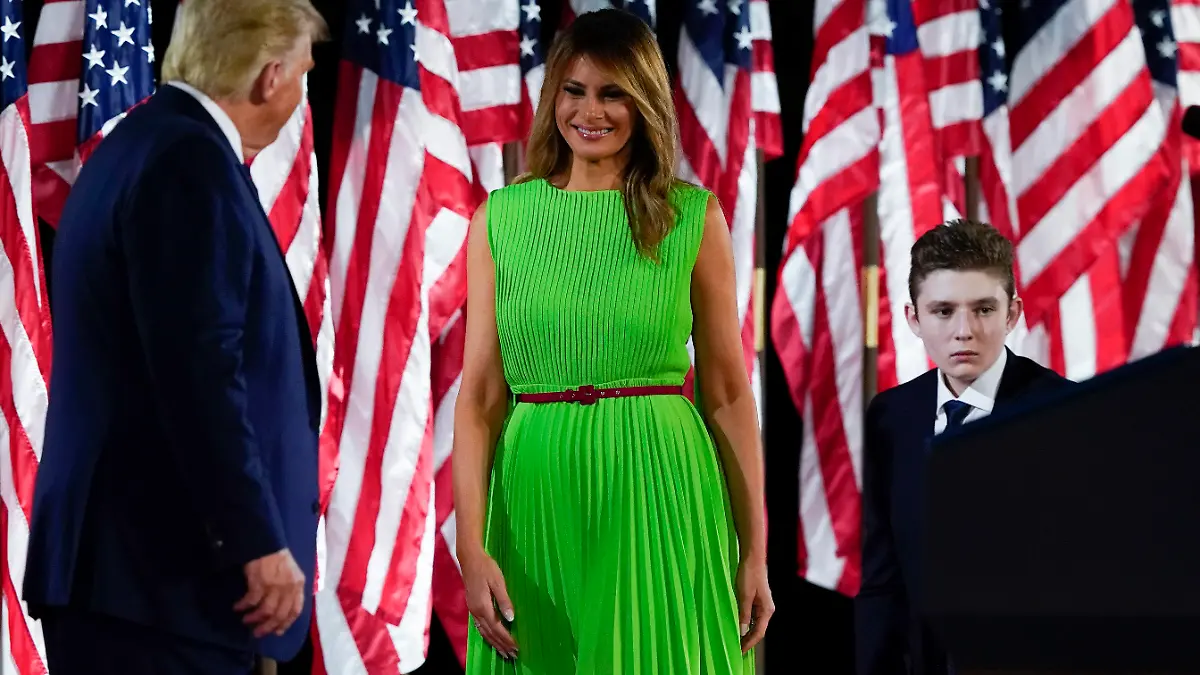 28.08.2020, USA, Washington: Donald Trump, Präsident der USA, Melania Trump, First Lady der USA, und Barron Trump stehen auf dem Südrasen des Weißen Hauses zum Abschluss der viertägigen Parteitages der Republikaner. Foto: Alex Brandon/AP/dpa +++ dpa-Bildfunk +++
