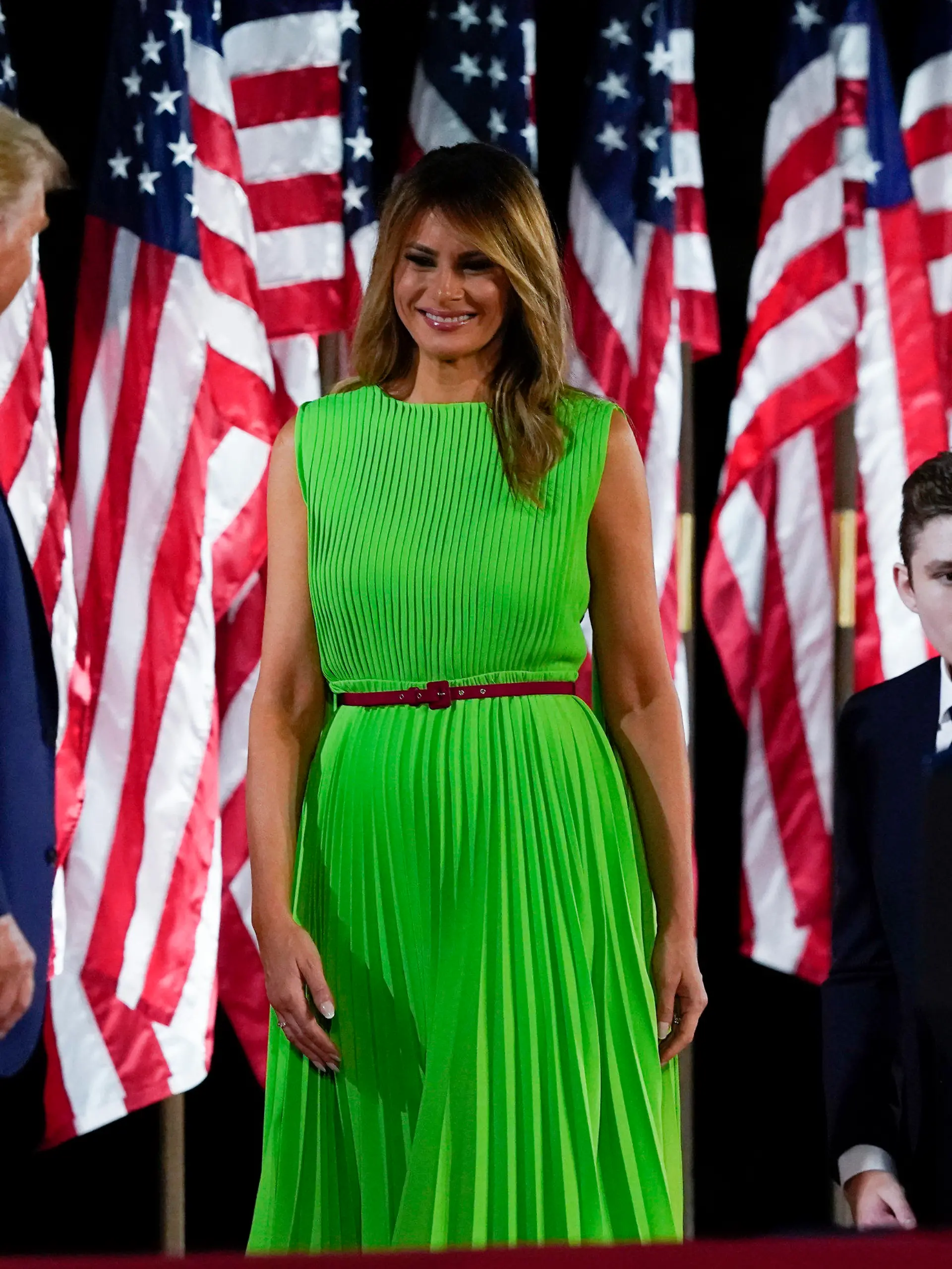 28.08.2020, USA, Washington: Donald Trump, Präsident der USA, Melania Trump, First Lady der USA, und Barron Trump stehen auf dem Südrasen des Weißen Hauses zum Abschluss der viertägigen Parteitages der Republikaner. Foto: Alex Brandon/AP/dpa +++ dpa-Bildfunk +++