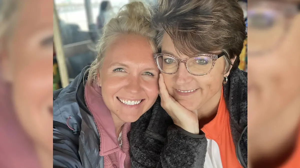 Frau mit ehemaliger Lehrerin verlobt.