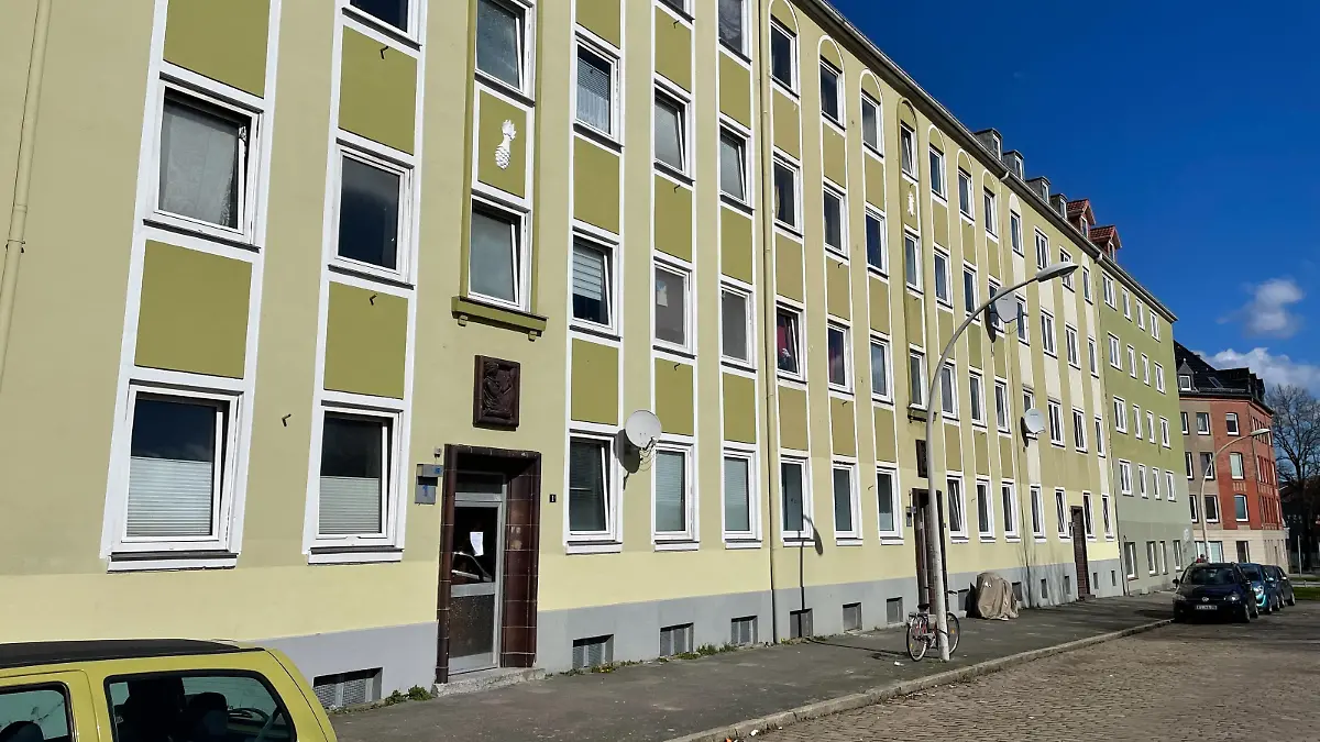 In diesem Haus in Kiel-Gaarden findet ein Mann eine tote 45-Jährige.