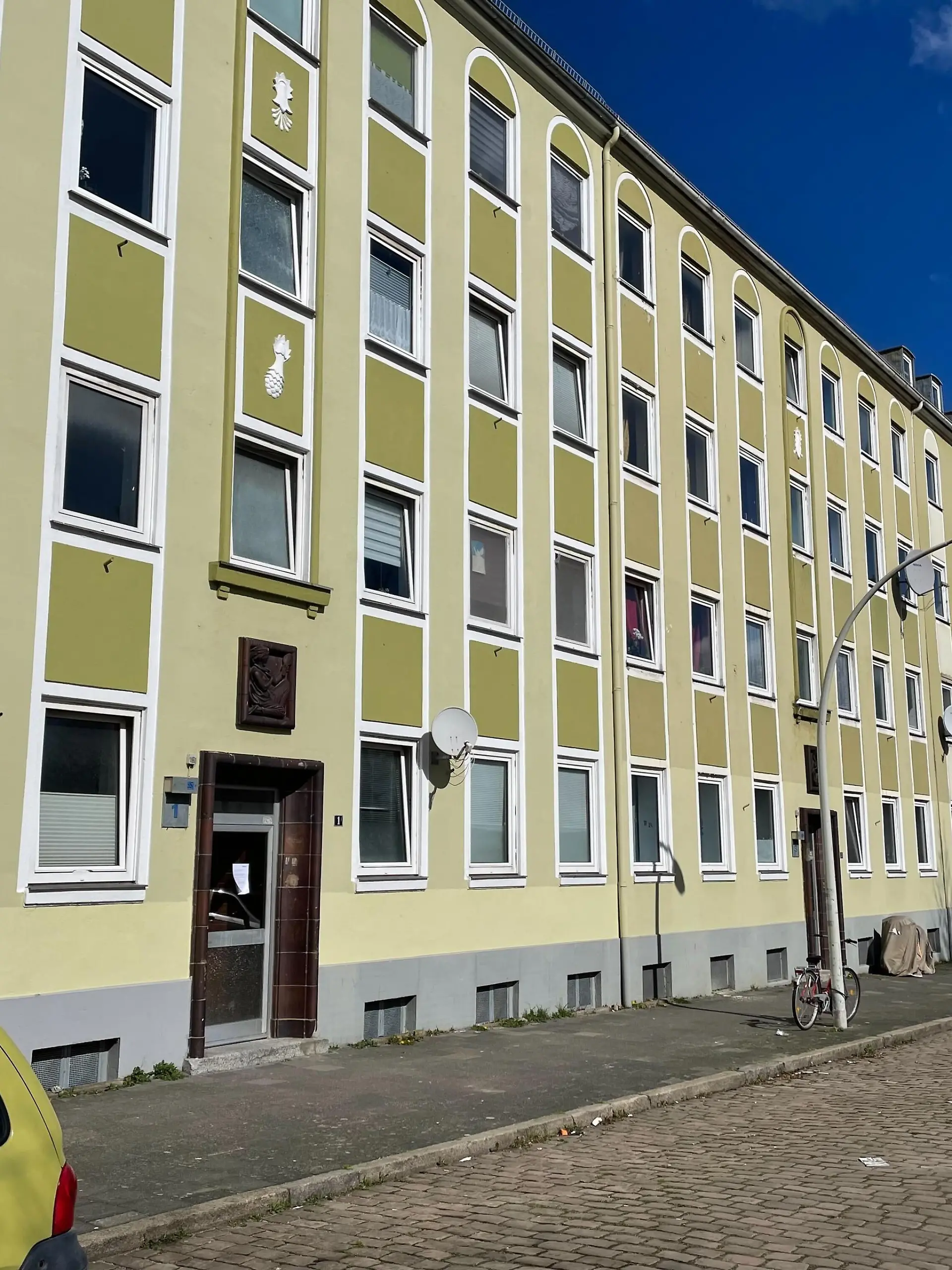 In diesem Haus in Kiel-Gaarden findet ein Mann eine tote 45-Jährige.