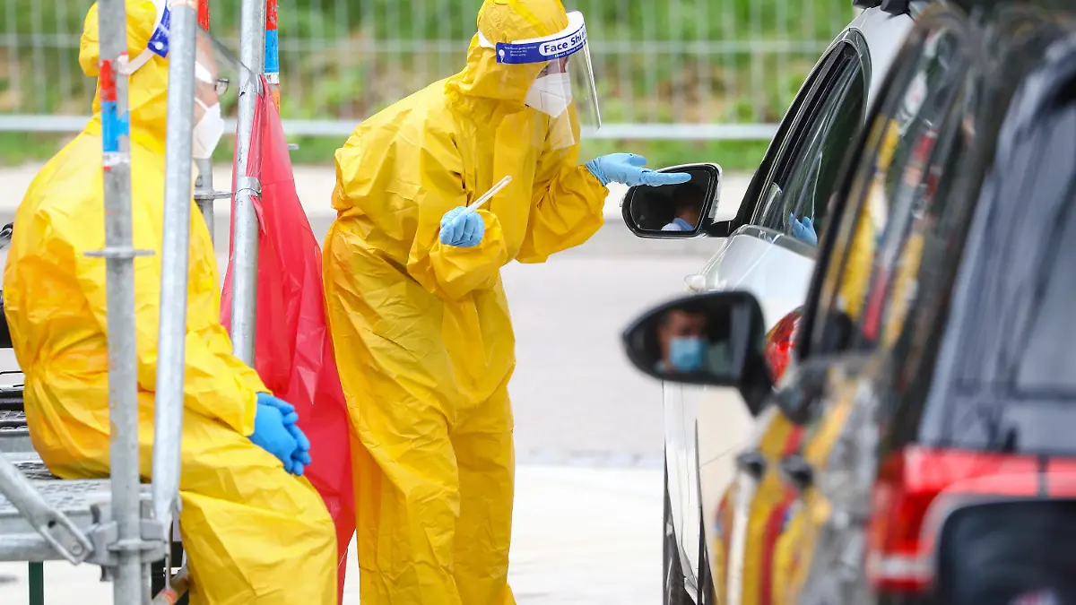 28.08.2020, Baden-Württemberg, Dornstadt: Reiserückkehrer werden in einer neuen Corona-Teststation auf dem Autobahn-Rastplatz ·Kemmental-Ost· an der A8 in Fahrtrichtung Stuttgart auf das Corona-Virus getestet. Foto: Christoph Schmidt/dpa +++ dpa-Bildfunk +++