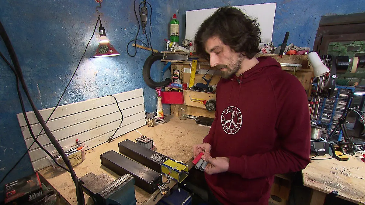 In seinem Hobbykeller tüftelt Student René regelmäßig an neuen Ideen.