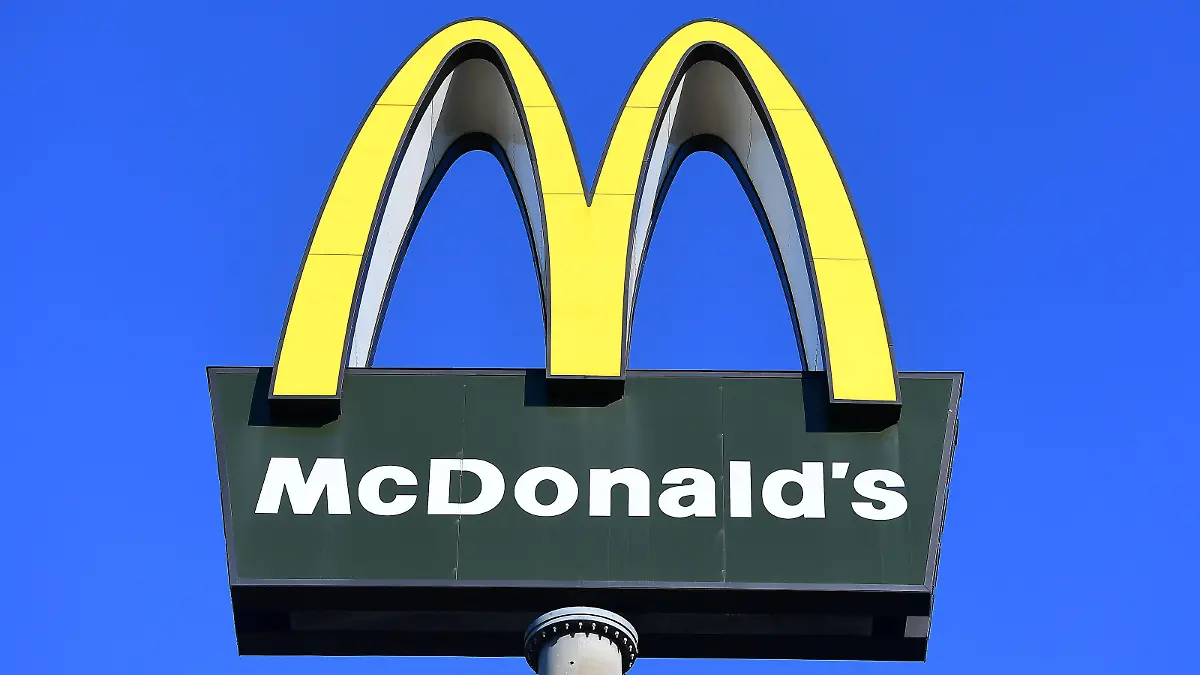 McDonald’s Filiale am 31.03.2020 in Düsseldorf Die McDonald’s Corporation ist ein US-amerikanischer Betreiber und Franchisegeber von weltweit vertretenen Schnellrestaurants und der umsatzstärkste Fast-Food-Konzern der Welt. Mit einem Umsatz von 22,3 Mrd. US-Dollar, bei einem Gewinn von 5,4 Mrd. USD, steht McDonald’s laut den Forbes Global 2000 auf Platz 241 der weltgrößten Unternehmen ( Stand: Mitte 2018 ). Das Unternehmen kam Mitte 2018 auf eine Marktkapitalisierung von ca. 130 Mrd. USD. Foto: Revierfoto