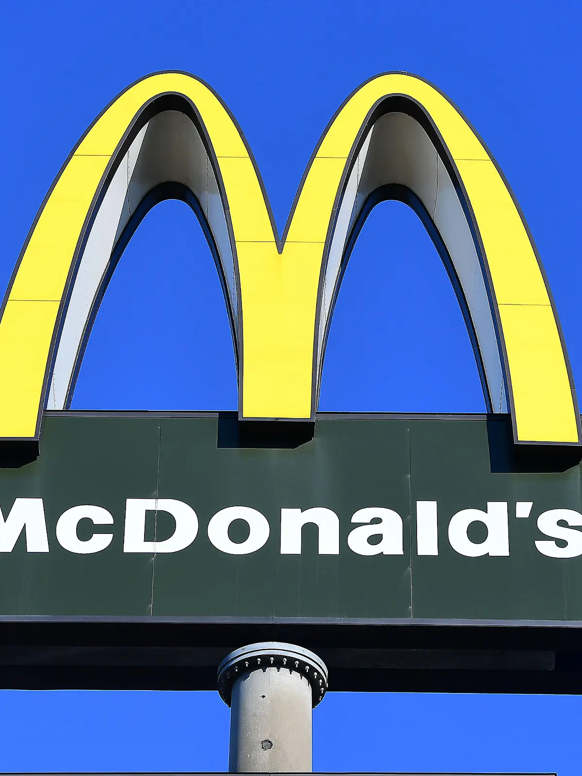 McDonald’s Filiale am 31.03.2020 in Düsseldorf Die McDonald’s Corporation ist ein US-amerikanischer Betreiber und Franchisegeber von weltweit vertretenen Schnellrestaurants und der umsatzstärkste Fast-Food-Konzern der Welt. Mit einem Umsatz von 22,3 Mrd. US-Dollar, bei einem Gewinn von 5,4 Mrd. USD, steht McDonald’s laut den Forbes Global 2000 auf Platz 241 der weltgrößten Unternehmen ( Stand: Mitte 2018 ). Das Unternehmen kam Mitte 2018 auf eine Marktkapitalisierung von ca. 130 Mrd. USD. Foto: Revierfoto