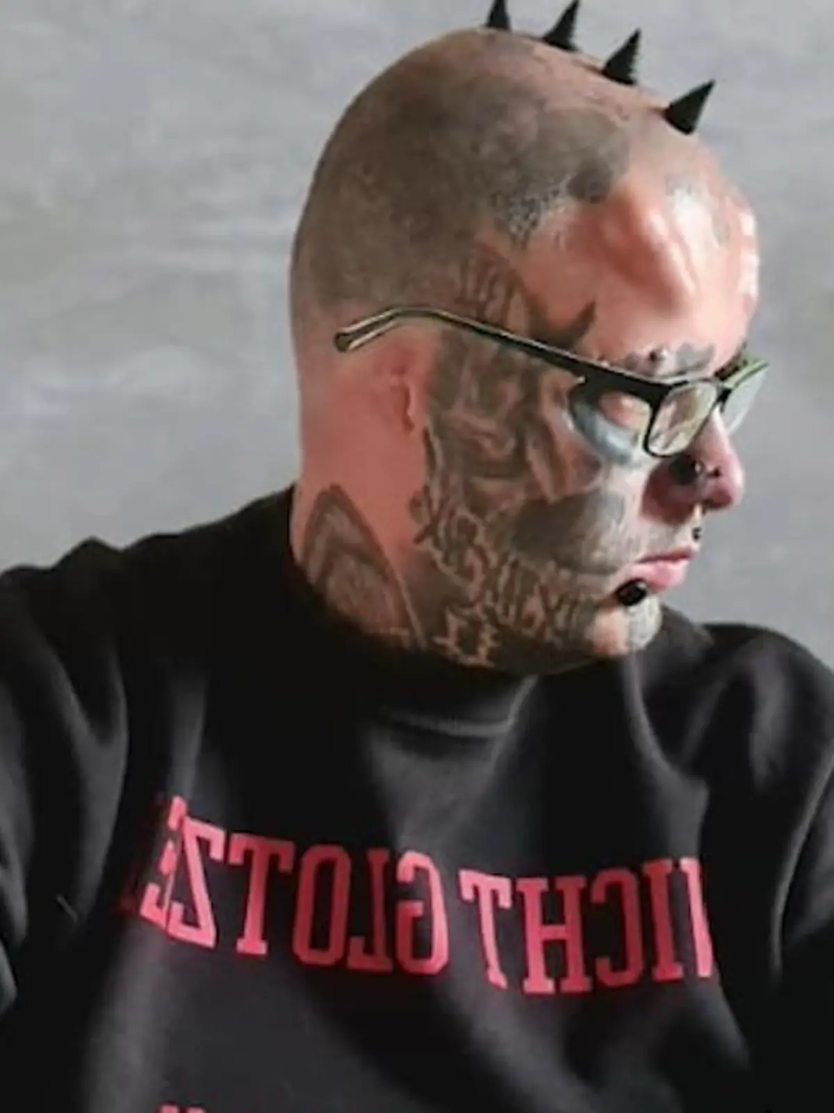 Das was sie hier sehen, sind die Ohren eines 39-jährigen Mannes aus dem deutschen Finsterwalde. Man nennt ihn auch „Mr. Skull Face“ – und dieser Name passt zu Sandro. Um noch mehr wie ein Totenschädel auszusehen, hat sich der 39-Jährige die Ohren abschneiden lassen. Sein Körper ist voll mit Tätowierungen, in seiner Stirn stecken Implantate, genauso wie in seinen Händen.