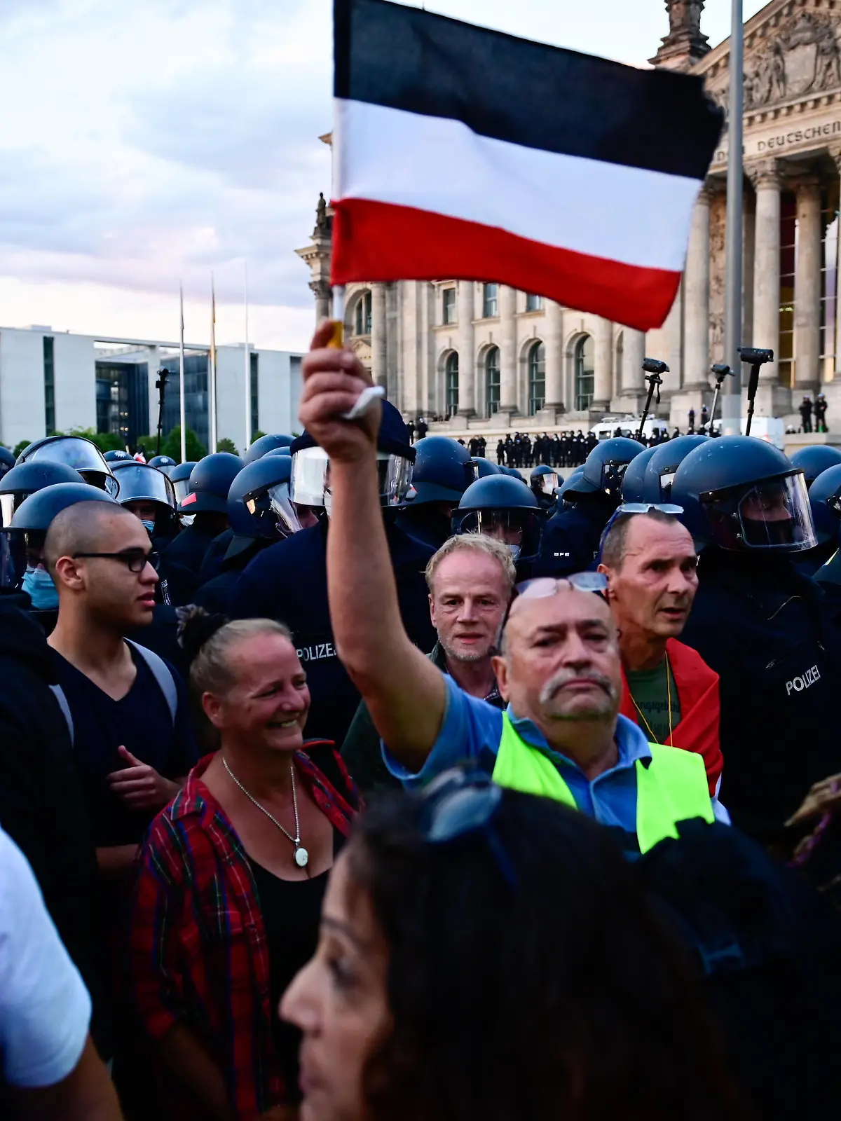 Polizei drängt Demonstranten zurück