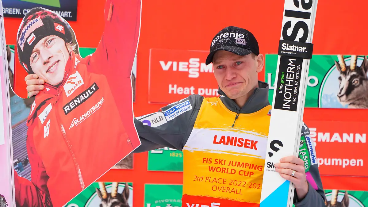 PLANICA-KRANJSKA GORA 02/04/2023 PUCHAR SWIATA W LOTACH NARCIARSKICH VIESSMANN FIS Ski jumping, Skispringen, Ski, nordisch WORLD CUP N/z. ANZE LANISEK I KARTON DAWID KUBACKI FOTO : TOMASZ MARKOWSKI / NEWSPIX --- Newspix.pl PUBLICATIONxNOTxINxPOL 20230401TOM100